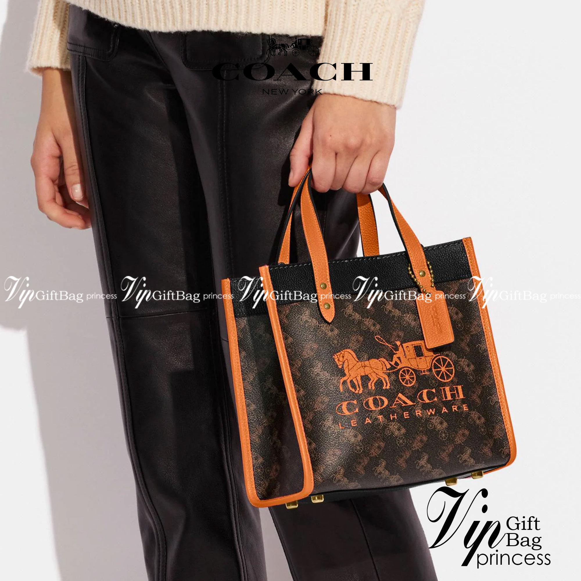 COACH C8456 FIELD TOTE 22 WITH HORSE AND CARRIAGE PRINT AND CARRIAGE BADGE คอลเลคชั่นสุดคลาสสิค ต้อนรับซัมเมอร์ ทั้งสดใสและร้อนแรง สวยหรูดูแพงในไอเท็มเดียว กระเป๋าทรงโท้ท ไซส์กำลังสวย น่ารักน่าใช้ ฟังก์ชั่นการใช้งานสะดวกที่สุด มีทั้งสายคล้องแขนในตัว และสา