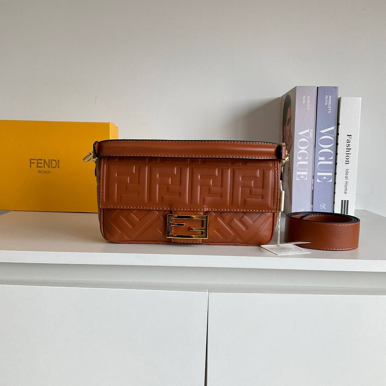 รุ่นใหม่แนะนำ!! **สวยหรูมาก กับ FENDI BAGUETTE BAG วัสดุหนังแท้ทั้งใบ ปั้มจมสัญลักษณ์แบรนด์สวยหรูมาก ด้านในบุผ้าปั้มแบรนด์ เปิดปิดด้วยกระดุมแม่เหล็ก ช่องโล่งกว้างพร้อมช่องซิป สามารถใส่ กระเป๋าสตางค์ยาวได้ มือถือได้ทุกรุ่น มาพร้อมสายสะพาย2แบบ ถอดปรับเปลี่ย