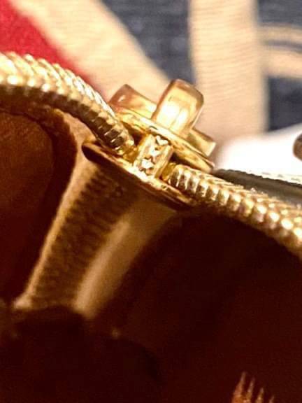 COACH SERENA SATCHEL CROSSBODY BAG กระเป๋าทรงโดมเล็ก น่ารัก แต่ใส่ของได้จุเลยทีเดียว!! มี2ช่องซิปหลัก ช่องค่อนข้างกว้าง สามารถใส่กระเป๋าเงินใบกลางได้;ของจำเป็นอื่นๆได้ครบเลยค่ะ มีช่องเล็กให้ใส่ของจุกจิก ด้านหลังมีช่องเล็กให้อีกช่องค่ะ พร้อมสายยาวถอดออกได้