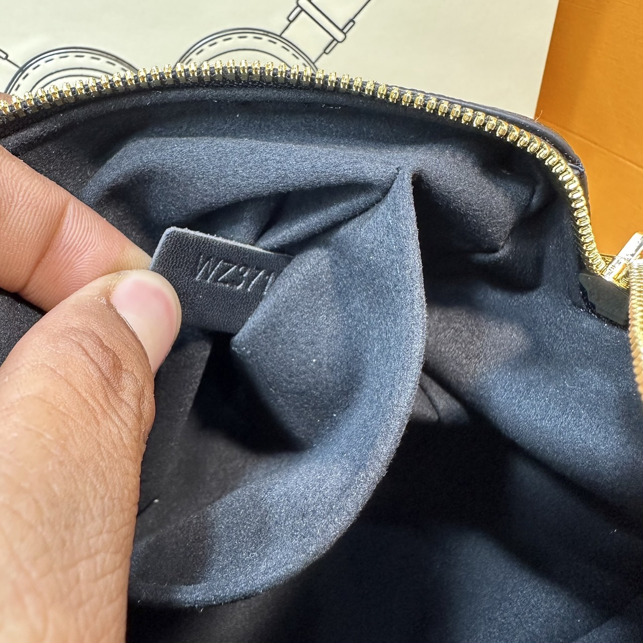 LV Speedy Bandoulière 20 Bag Monogram Empreinte Leather กระเป๋าสะพายทรงสปีดี้คลาสสิค สวยหรู กระเป๋าทรงหมอน รุ่นท็อปฮิต มีกุญแจล็อค