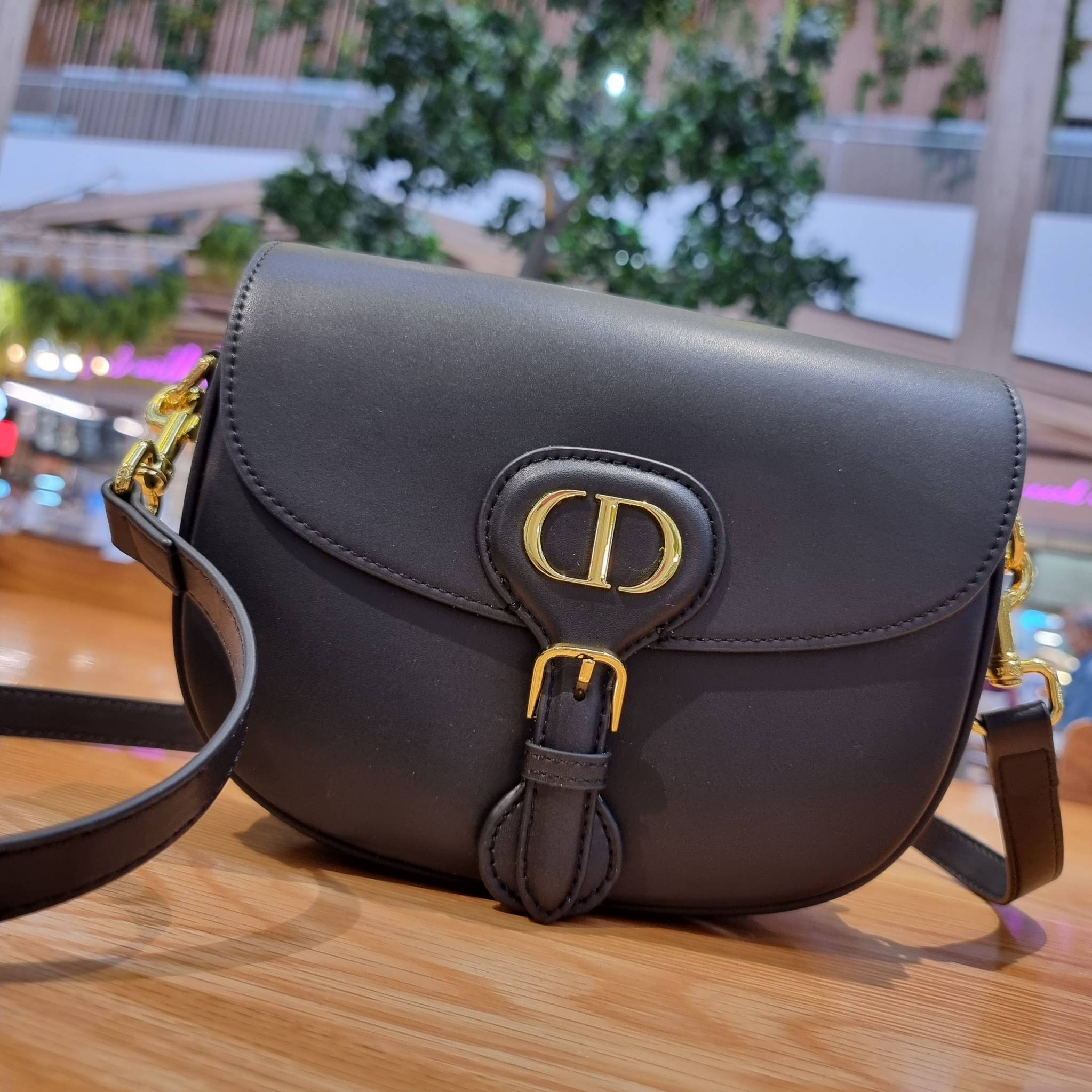 DIOR CD MEDIUM BOBBY BAG กระเป๋าสะพายข้างพรีเมี่ยมกิ๊ฟทรงสวย ดีไซน์ย้อนยุค เป็นเอกลักษณ์ไม่เหมือนใคร เปิด-ปิดด้วยกระดุมแม่เหล็ก ใช้งานง่าย อะไหล่ทองดูหรู ภายในเป็นช่องโล่ง มาพร้อมสายสะพาย crossbody ถอดออกได้ ปรับได้ จะถือเป็นคลัทช์ออกงานก็ได้ สะพายไปทำงาน