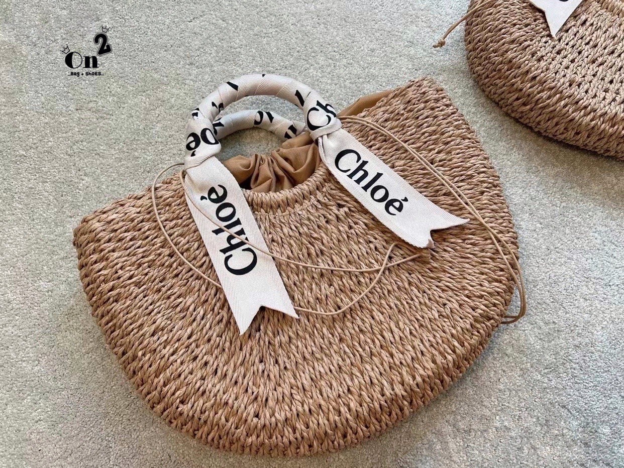 Chloe Straw Handbag Summer Beach Weave กระเป๋าสานสไตล์มินิมอล ซับในผ้าอย่างดี มาพร้อมผ้าผูกหูกระเป๋า สวยลงตัวรุ่นนี้ไม่ควรพลาดน้า สวยปังไม่ไหว ภาพสินค้าถ่ายจากงานขายจริง น่ารักมากค่ะ