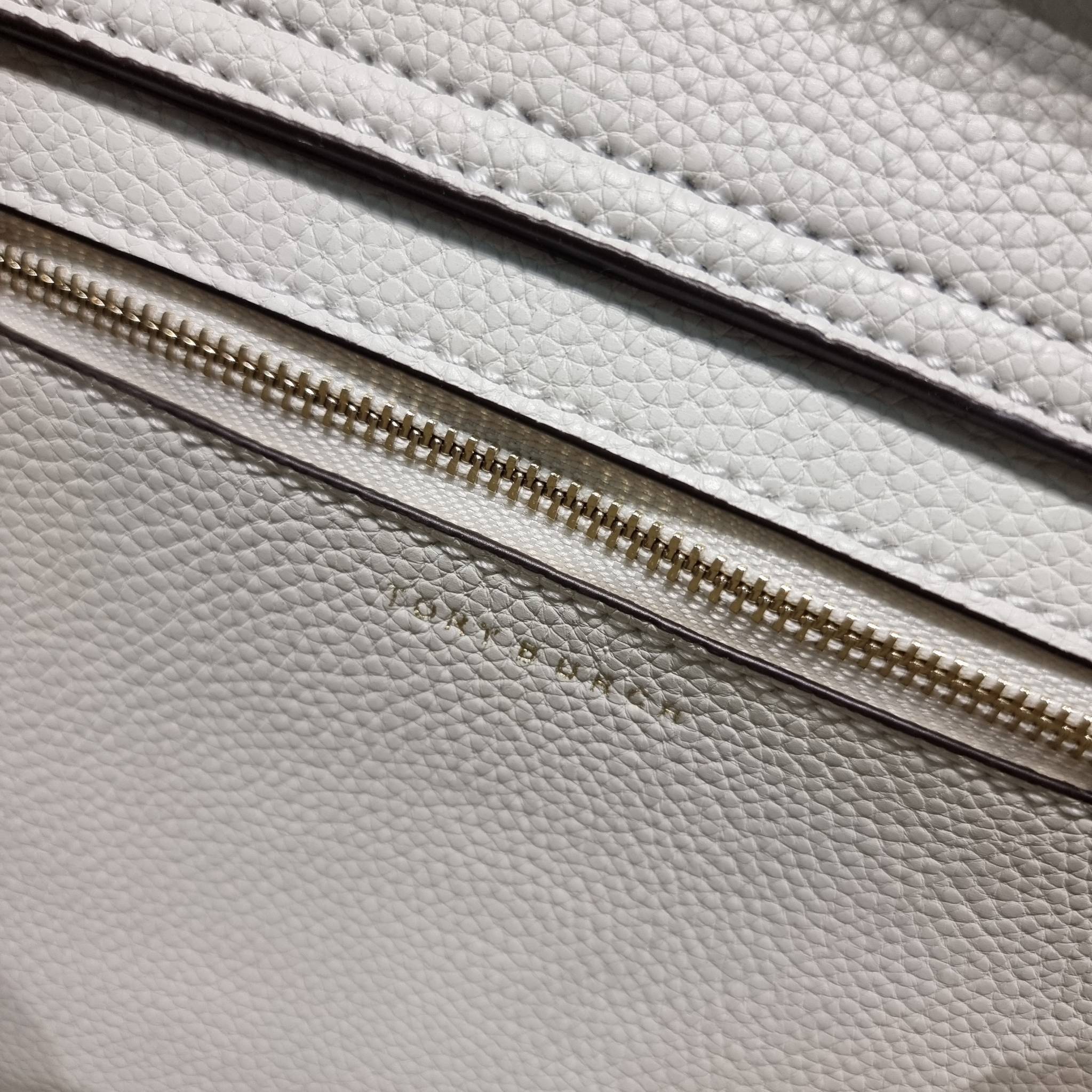 TORY BURCH MILLER TOP HANDLE SATCHEL ใหม่ล่าสุด กับกระเป๋าสะพายรุ่นยอดนิยม ที่มาในดีไซน์ top handle ให้สะดวกใช้ได้มากขึ้นด้วยหูจับในตัว โดดเด่นด้วยโลโก้สีทอง ด้านหน้าและด้านหลังมีช่องเปิดเก็บของได้