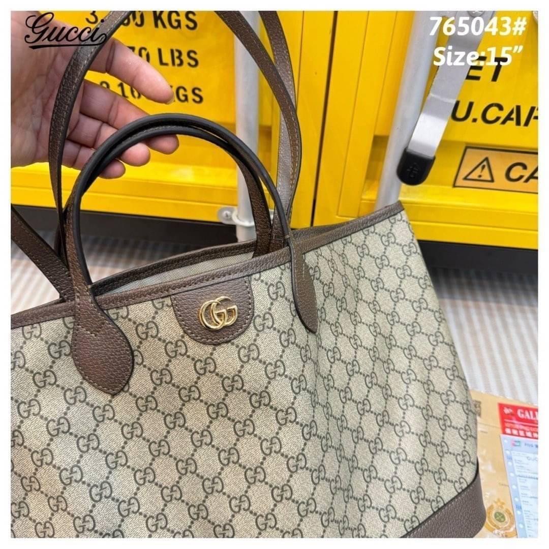 GUCCI Ophidia medium tote bag กระเป๋าทรงโท้ทรุ่นยอดนิยม สวยคลาสสิคตามฉบับแบรนด์ ไซส์กลางใช้งานง่าย ด้านในกระเป๋ากว้างมาก จุของได้สบายๆ ไม่ใช่แค่สวยแถมยังใช้ประโยชน์ได้เต็มที่ แบบนี้คุ้มค่าที่สุดแล้ว สะพายไปเที่ยว short vacation ได้สบายๆ ราคาน่ารักและจับต้