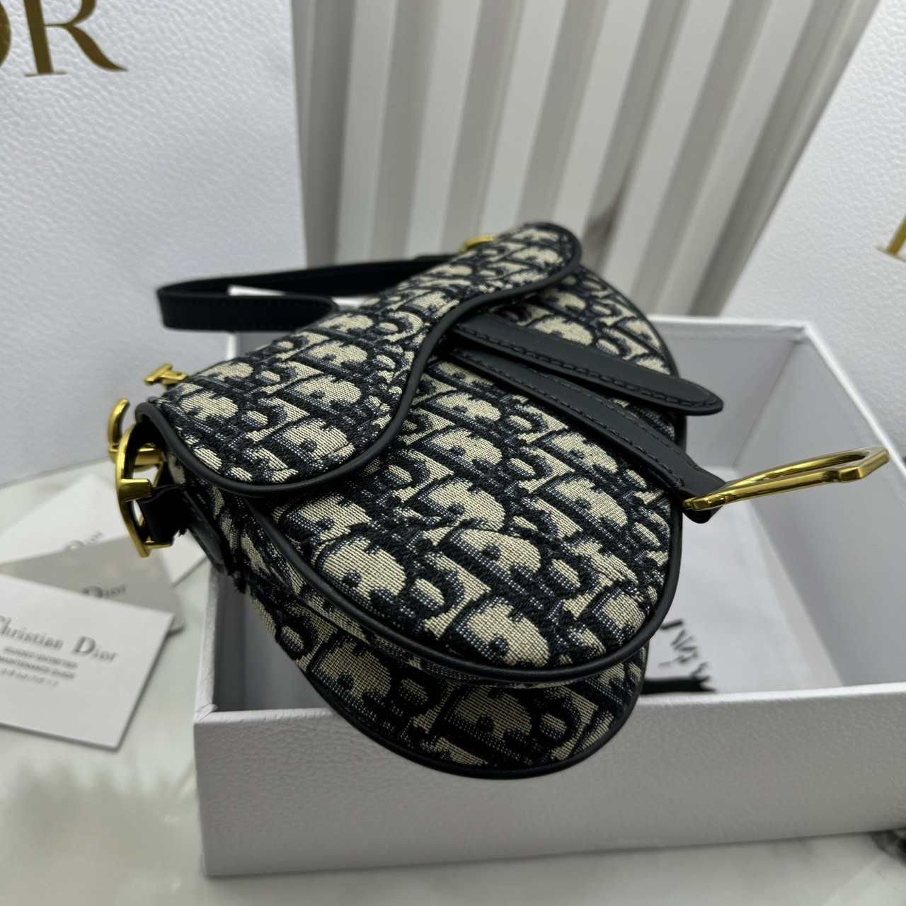 DIOR Mini Saddle Bag with Strap Blue Dior Oblique Jacquard / Black Grained Leather กระเป๋าสะพายทรงอานม้าเอกลักษณ์ของแบรนด์แห่งตำนานความหรู