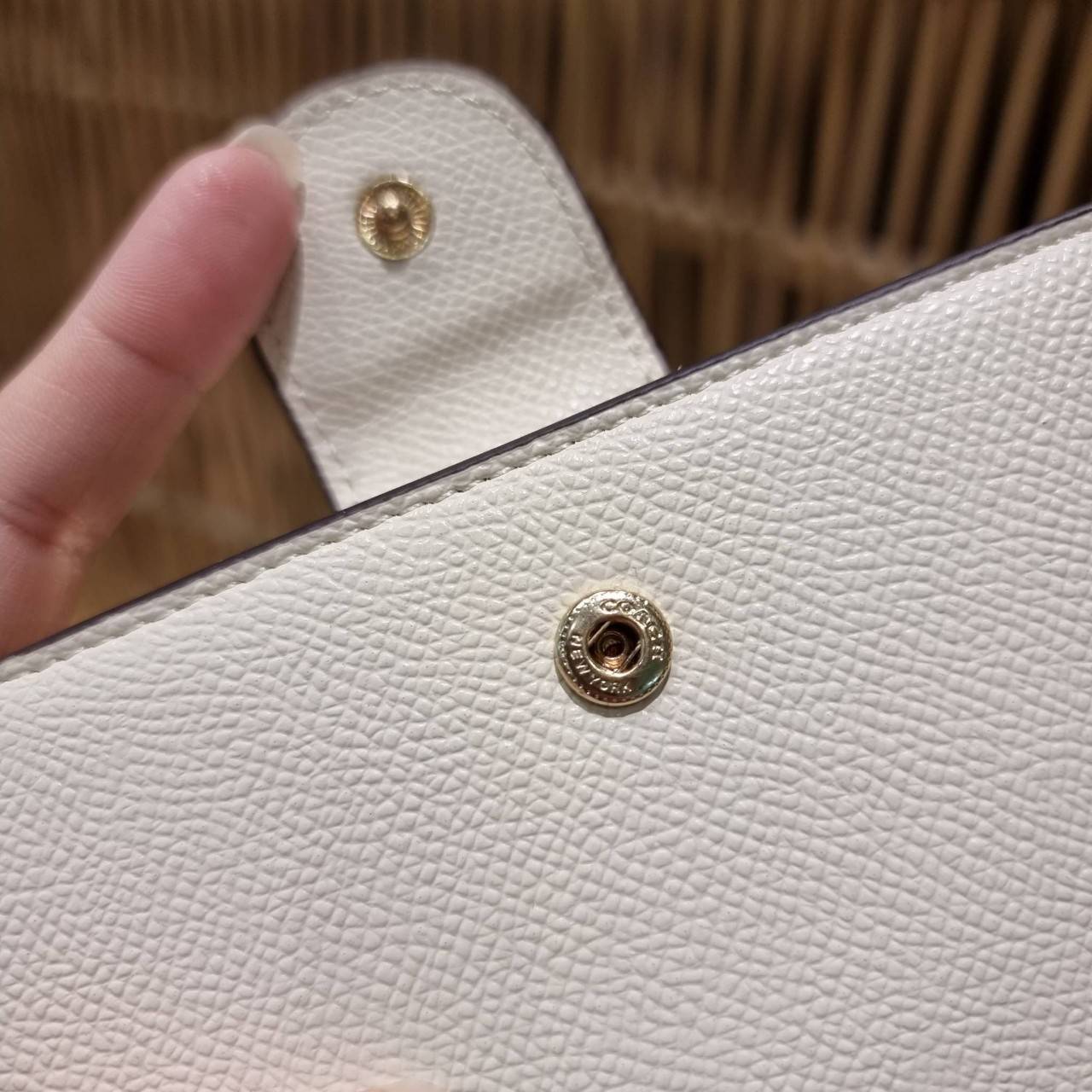 COACH 6390 MEDIUM CORNER ZIP WALLET เดอะเบสท์รุ่นที่สาวๆตามหา!! ดีไซน์ใหม่ สวยสะกด!! กระเป๋าสตางค์ใบกลาง สีคลาสสิค เรียบแต่แฝงความหรู บอกเลยว่ามันละมุนมาก!! ด้วยวัสดุหนัง crossgrain ที่ดูแลรักษาง่าย และยังดูผู้ดี ถือใช้แล้วขับผิวทุกสี ภายในมีช่องใส่บัตรแล