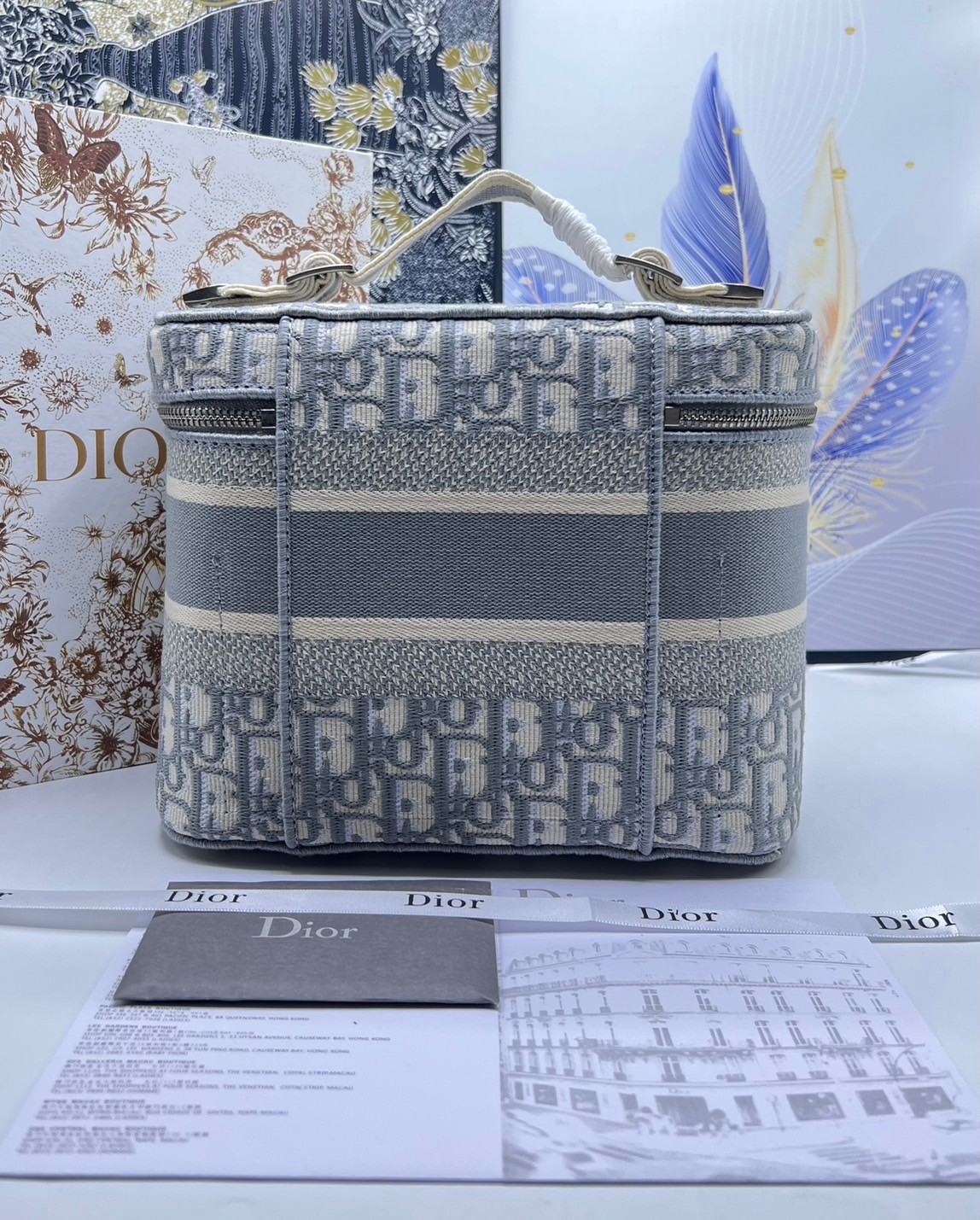 22cm Medium DiorTravel Vanity Case กระเป๋าใส่เครื่องสำอางใบกลาง จุของได้เยอะ มาพร้อมกับลวดลาย Oblique ปักอย่างประณีตและประดับด้วยสัญลักษณ์ Christian Dior Paris มาพร้อมสายสะพายและหูจับในตัว