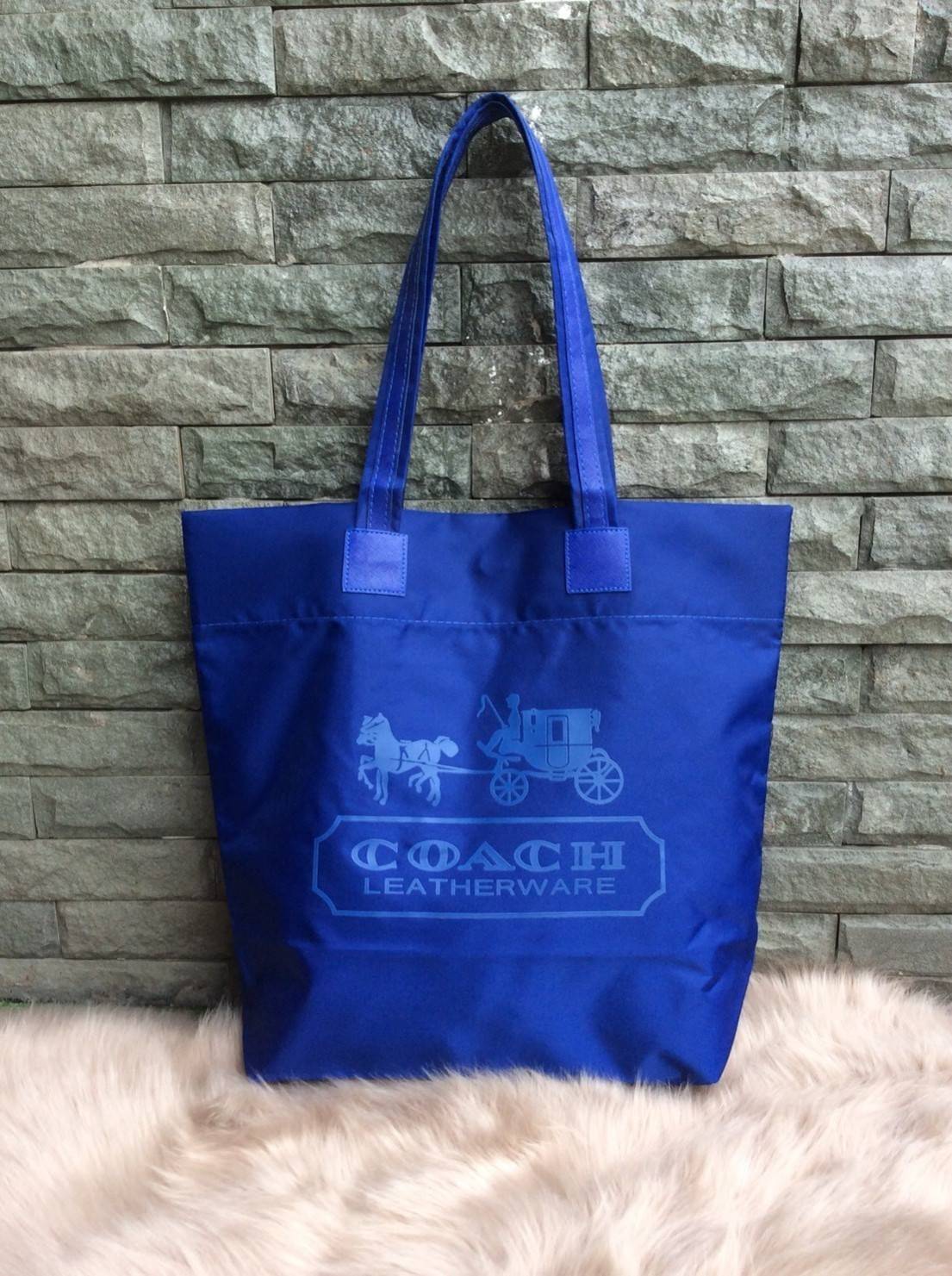 COACH nylon tote bag กระเป๋าสะพายทรง tote วัสดุ nylon หูหิ้วหนัง+ nylon ด้านหน้าปั๊ม logo brand เปิดปิดด้วยกระดุมแม่เหล็ก ภายในกว้าง ใส่ A4 ได้ และมีช่องซิปเล็กใส่ของจุกจิก ใบนี้จุได้เยอะ ทนทานทำความสะอาดง่ายค่ะ สวยทุกสีค่ะ