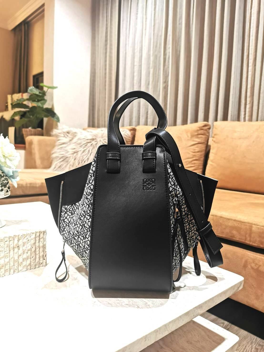 LOEWE ANAGRAM SHOULDER BAG รุ่นหายากสุดเลอค่าวัสดุ Anagram Canvas ตัดหนังแท้ Calfskin สุดคลาสสิค ขนาดกำลังดี น้ำหนักเบา ภายในโล่งกว้างและจุ ใส่กล้อง มือถือ ของใช้ได้เยอะ มาพร้อมหูสั้นหนังแท้หิ้วถนัดมือและสายหนังยาวสะพายไหล่หรือ Crossbody ก็ดูดี ตัวจริงสวย