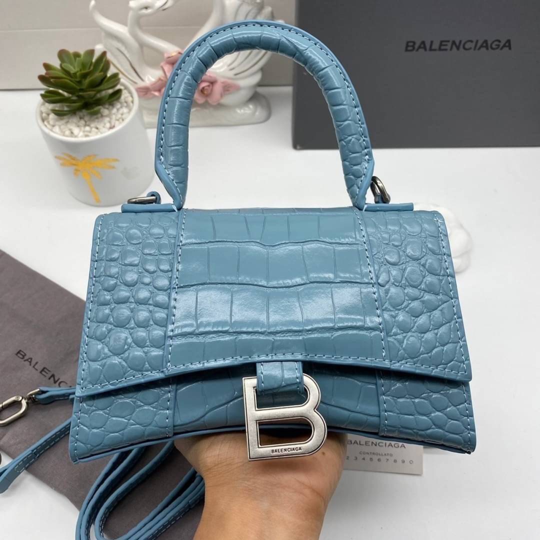 หนังแท้ BALENCIAGA HOURGLASS TOP HANDLE XS Shiny crocodile embossed calfskin การสร้างสรรค์ที่มีเอกลักษณ์เฉพาะตัว หรูหรา โทนสีโดดเด่น วัสดุหนังแท้ลายจระเข้ ภายในโล่งกว้างหนังแนปป้าอย่างดี เกรดออริจินอล ตอบโจทย์ได้ทุกลุค ทุกไลฟ์สไตล์ ภาพสินค้าถ่ายจากงานขายจ