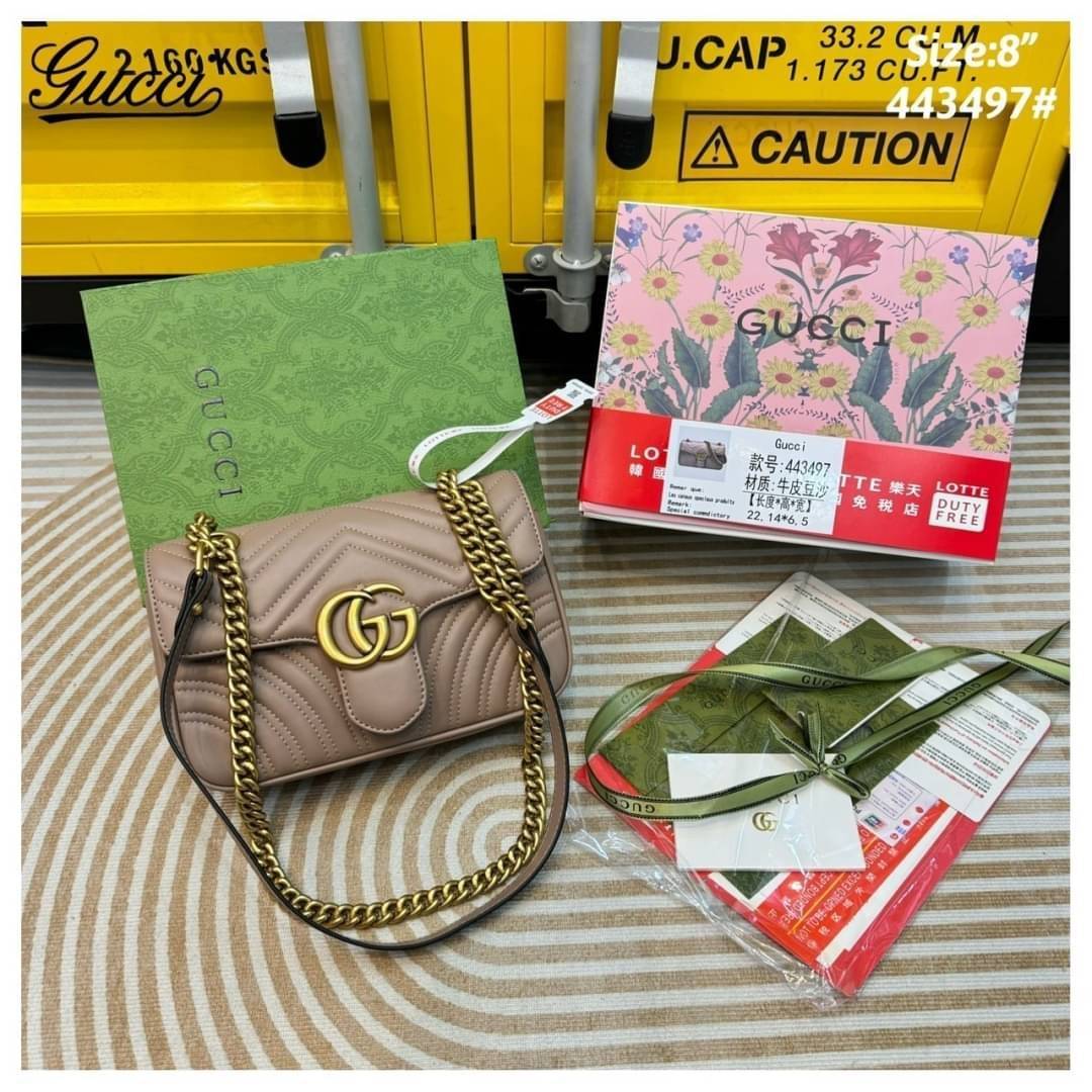 GUCCI GG Marmont shoulder bag กระเป๋าสะพายข้างรุ่นคลาสสิค สะพายขับผิว ดูแพง อัพลุคได้สบายๆ เปิด-ปิดด้วยตัวกดล็อคแน่นหนา ด้านหลังดีไซน์รูปหัวใจ