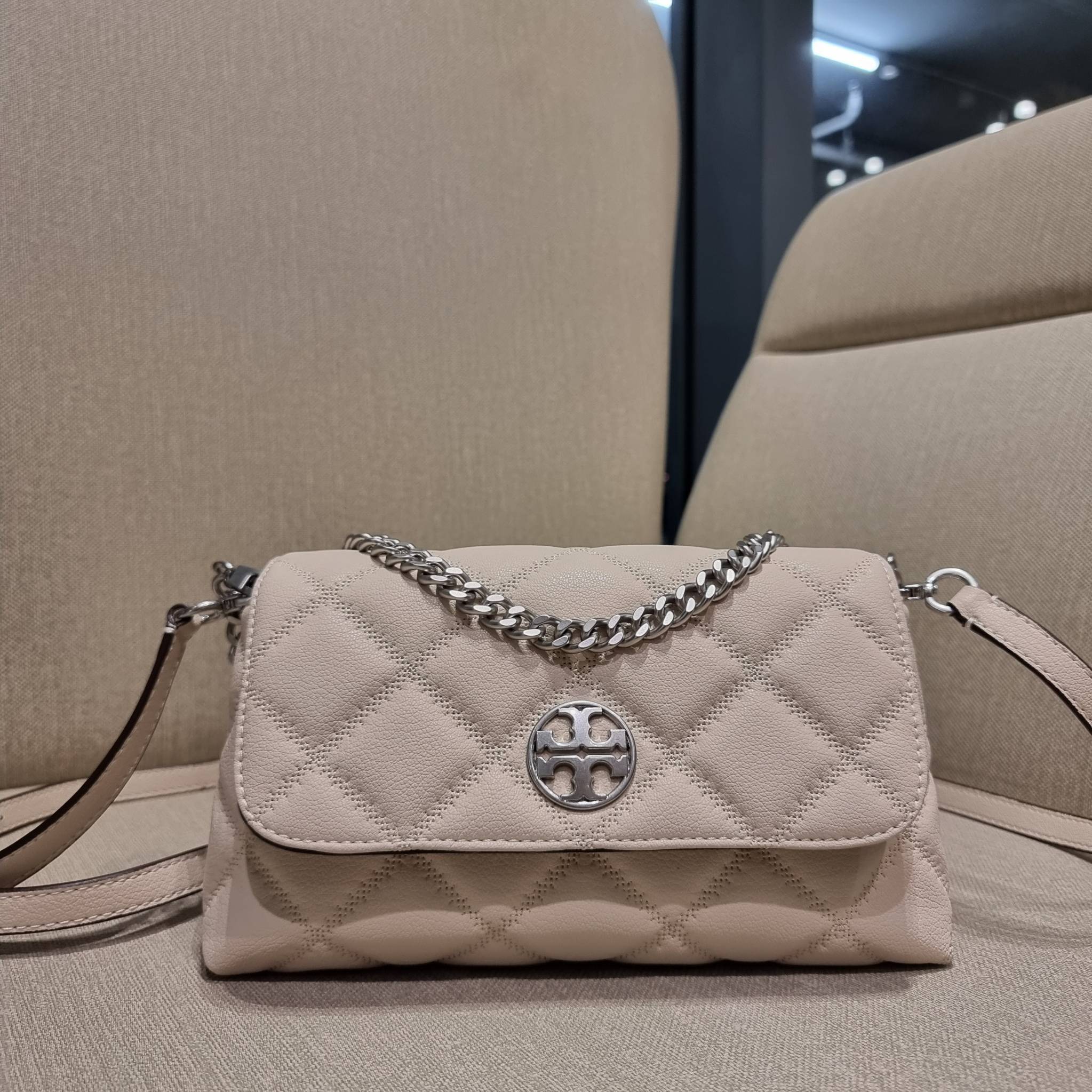 TORY BURCH WILLA MINI SHOULDER BAG ใหม่ล่าสุด พร้อมเสิร์ฟไม่ต้องรอพรีฯ กระเป๋าสะพายดีไซน์เลิศ ทรงสวย กะทัดรัด สะพายคล่องตัว ดีไซน์บุนวม เส้นคมสวยหรู