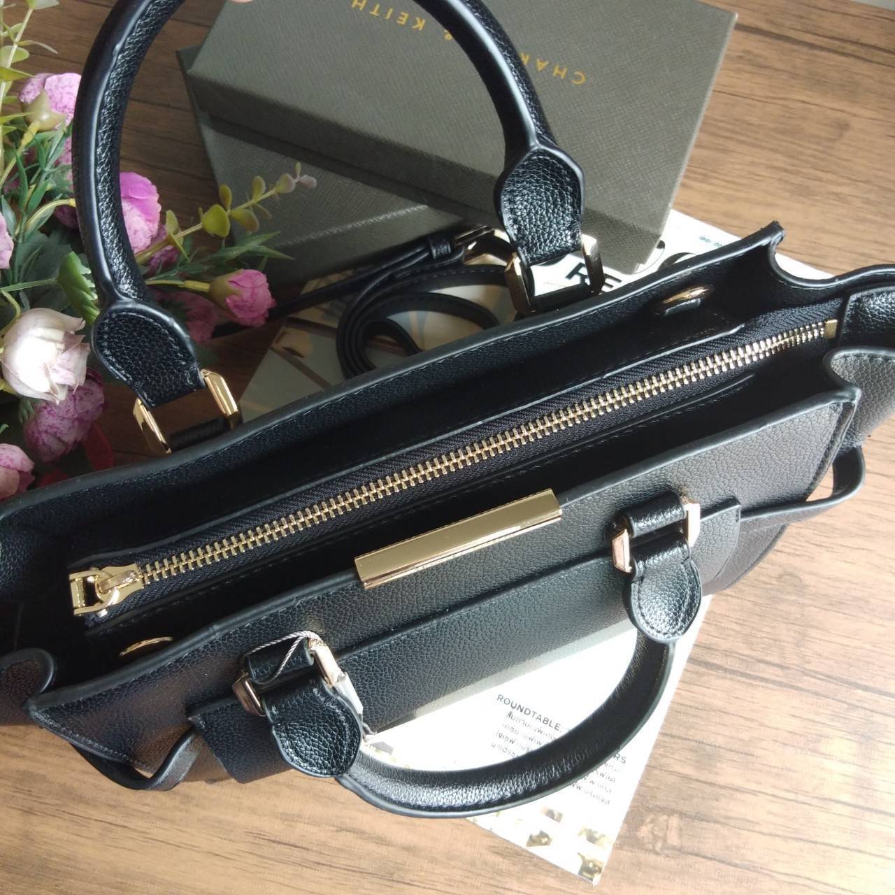 Charles&Keith กระเป๋าถือ ทรงเก๋ ตั้งอยู่ทรงสวย มาพร้อมสายยาวสะพายข้าง เปิด/ปิดกระเป๋าด้วยซิปด้านหน้า ปั้มโลโก้แบรนด์ ภายในมีช่องซิปเล็กและช่องเล็กใส่ของจุกจิก ฐานกระเป๋ามีหมุดรอง ด้านหน้ามีช่องซิปใส่ของ ด้านหลังมีช่องซิปอีก 1 ช่อง รุ่นนี้ใบจริงสวยหรู เหมา