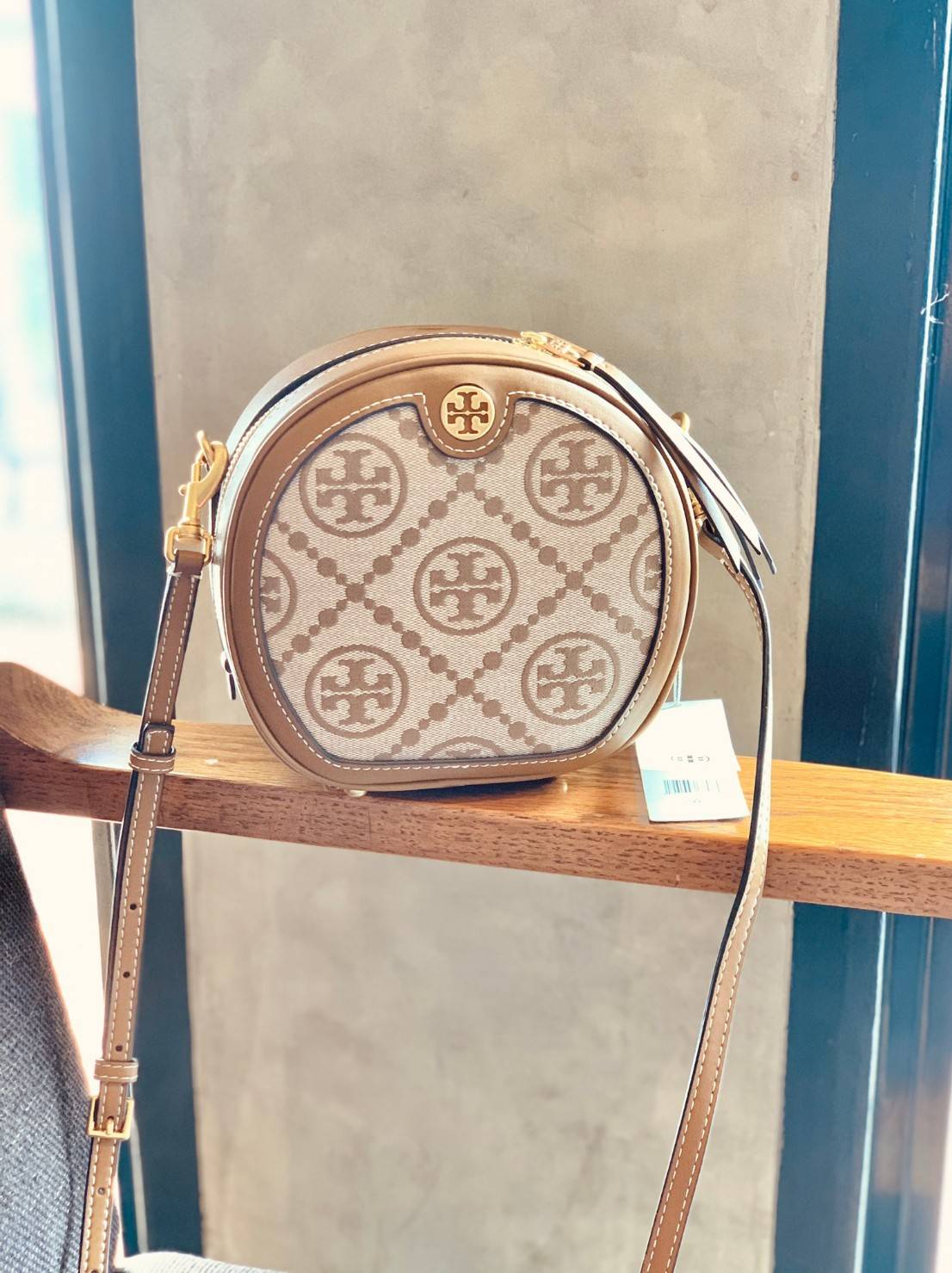 TORY BURCH T MONOGRAM JACQUARD CIRCLE BAG ((Large size)) พร้อมส่งที่ไทย สวยก่อนใครที่นี่! กระเป๋าจาก Tory burch รุ่นนี้มาในสไตล์ทรงวงกลม สุดคลาสสิค ดูคล่องตัวมากขึ้น วัสดุJacquardทอลายแบรนด์+ขอบหนังแท้ ได้ลงตัวสวยงามอยู่เหมือนเดิมค่ะ