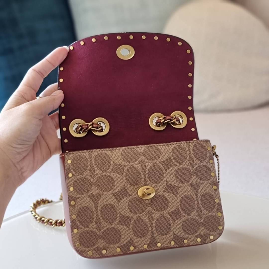 COACH C2462 MADISON SHOULDER BAG 16 IN SIGNATURE CANVAS WITH RIVETS (B4NQ4) กระเป๋าสะพายข้าง ไซส์กะทัดรัด พกพาง่าย น้ำหนักเบา ดีไซน์สวย โดดเด่นด้วยตัวล็อครูปดอกไม้ สีสันตกแต่งตัดกันกับลายซีอย่างลงตัว วัสดุหนังแคนวาสเคลือบลาย ภายในแบ่งสัดส่วนให้อย่างดี มาพ