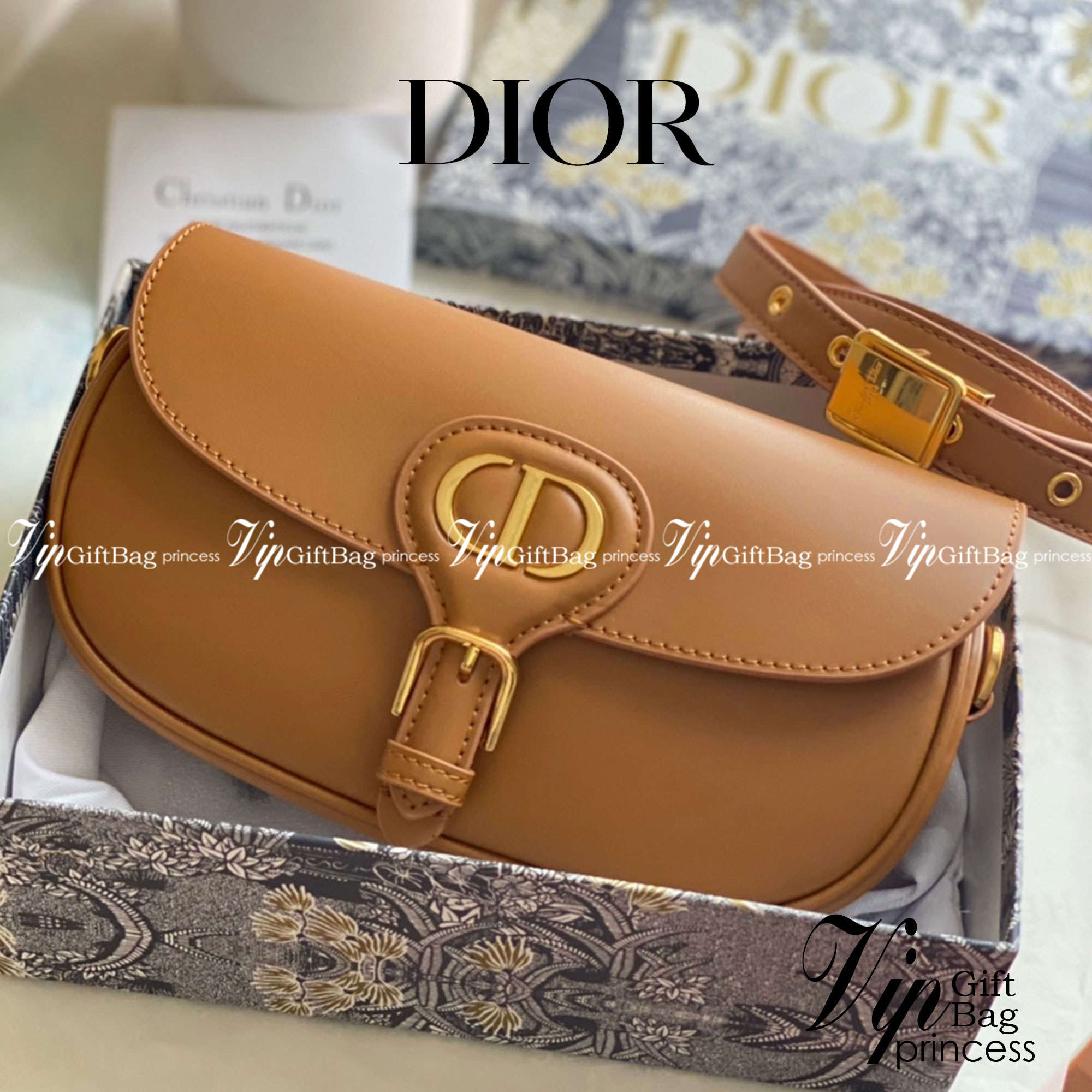 หนังแท้ DIOR BOBBY EAST-WEST BAG พร้อมส่งที่ไทย งานหนังแท้ทั้งใบเกรดออริจินอล ภาพสินค้าถ่ายจากงานขายจริง ใช้งานต่างประเทศได้ รุ่นใหม่ในฤดูกาลนี้ เพิ่มความทันสมัยให้กับซิลลูเอทของ Hobo ผ่านเส้นสายที่สง่างามและสัดส่วนที่กลมกลืนกัน สไตล์หนังลูกวัว โดดเด่นด้ว