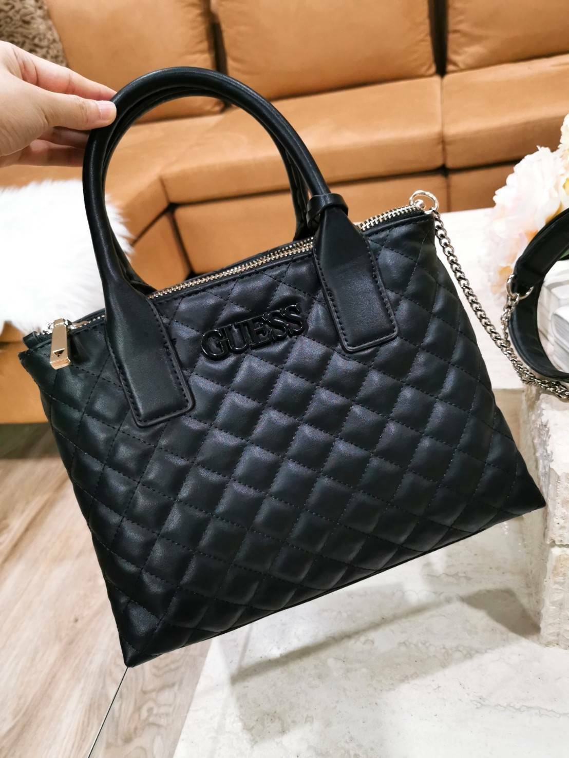 Guess Elliana Quilted-Look Handbag กระเป๋าสะพายรุ่นใหม่ล่าสุดจาก Guess factory วัสดุหนังนิ่มเรียบเดินเส้นลายตารางสวยดูดี ขนาดกำลังดี น้ำหนักเบา ด้านหน้าประดับโลโก้แบรนด์สวยโดดเด่น มีช่องใส่ของหลายช่อง เปิดปิดด้วยกระดุมแม่เหล็กและช่องซิป ภายในโล่งกว้างมีช่