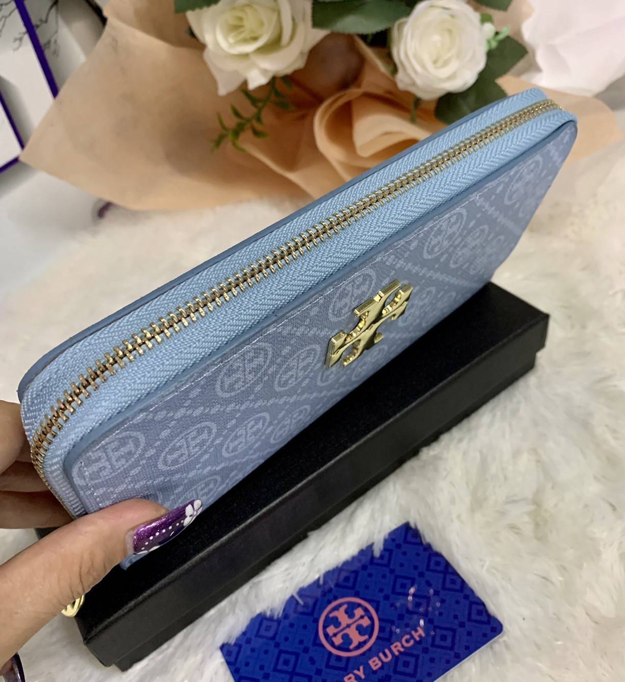 กระเป๋าสตางค์ใบยาว TORY BURCH : Monogram Pattern วัสดุหนังแกะสังเคราะห์ลงเคลือบเพิ่มความเงาอีกชั้น อะไหล่สีทอง **แบบซิปรอบ เปิด - ปิด กระเป๋าด้วยซิปรอบ ด้านในแบ่งออกเป็น 3 Patation ตรงกลางเป็นซิปยาว มีช่องใส่บัตรได้ 8 ใบ หนังเงาสวย จับถนัดมือ พร้อมส่งให้ส