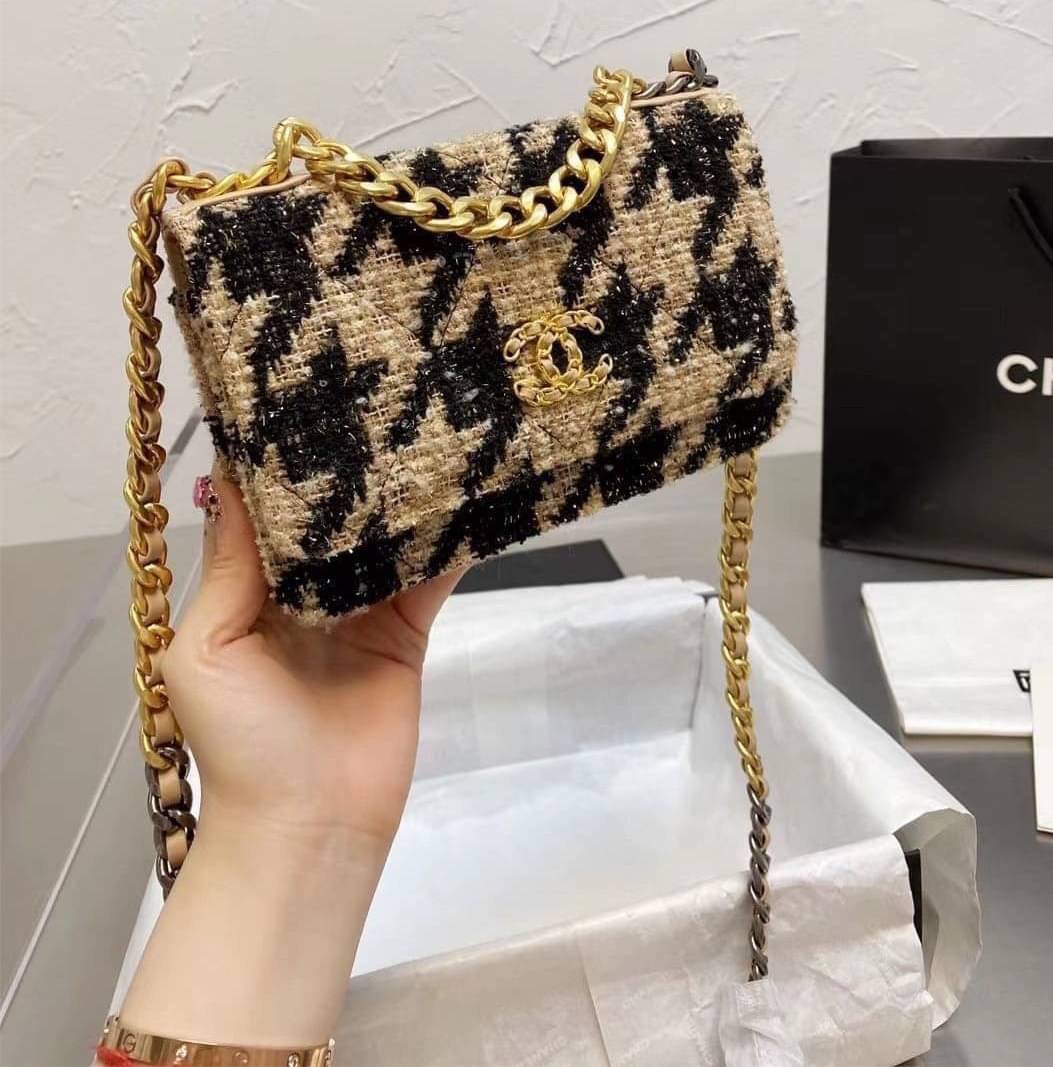 Chanel อเนกประสงค์ รุ่น Limited edition ลายวินเทจ พร้อมใบเล็ก หนังแท้ น้ำหนักเบา มีช่องใส่ของจุกจิก เปิดปิดด้วยฝาปิดกระดุม มีช่องใส่บัตร ช่องซิป ใส่กระเป๋าสตางค์ใบยาว ได้ค่ะ ตัวจริงสวยมากๆถูกใจรีบจองนะคะ ใส่มือถือได้ทุกรุ่น สายสะพายยาวคู่ สะพายได้สองแบบ ป