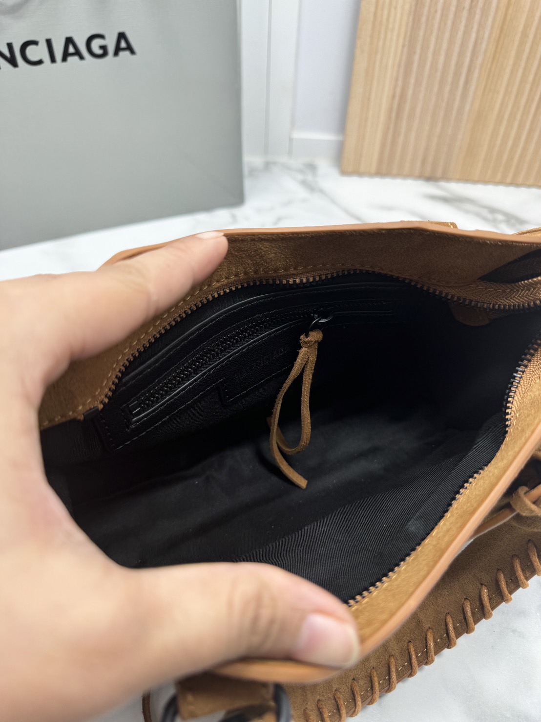 ORI หนังแท้ | Balenciaga Le City suede bag กระเป๋าถือ/สะพายข้างดีไซน์โดดเด่นสวยเท่ล้ำสมัย ใหม่ล่าสุดงานหนังกลับที่สุดแห่งความไอคอนิกไม่เหมือนใคร มีกิมมิคและลูกเล่นแพรวพราว