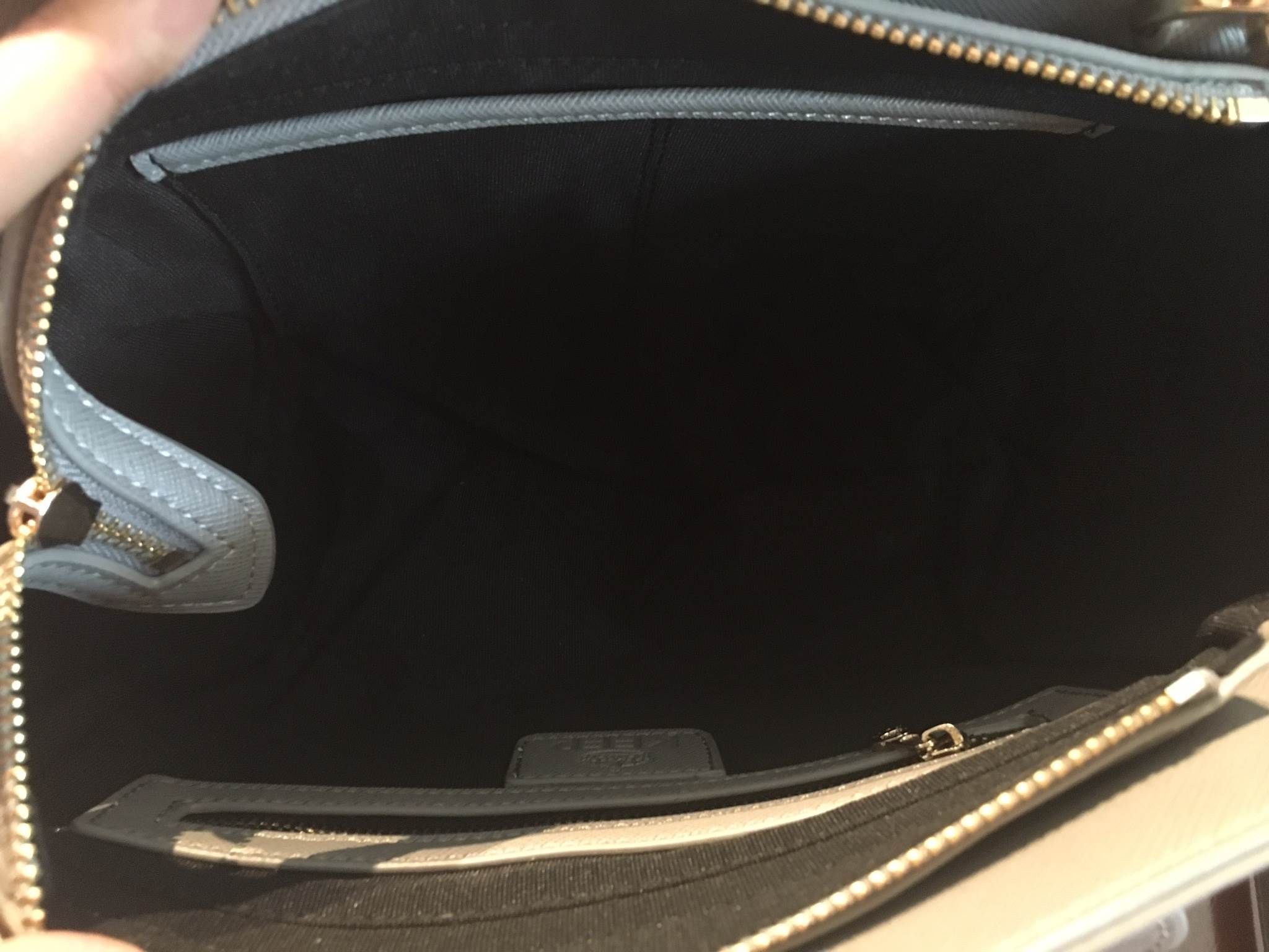 รุ่นใหม่ล่าสุด หนัง saffiano สวยมากๆค่า รุ่น KEEP Infinite office bag สวย น่ารัก ขนาดตอบทุกโจทย์การใช้งาน เห็นแล้ว หลงรักเลยคะ 🌲ตัวกระเป๋าขนาดกำลังดีหนังsaffiano ลายสวยที่สำคัญ ดูแลรักษาง่าย ประดับด้วยผ้าพันหูกระเป๋ารุ่นพิเศษ ทำให้กระเป๋าเก๋ ขึ้น 