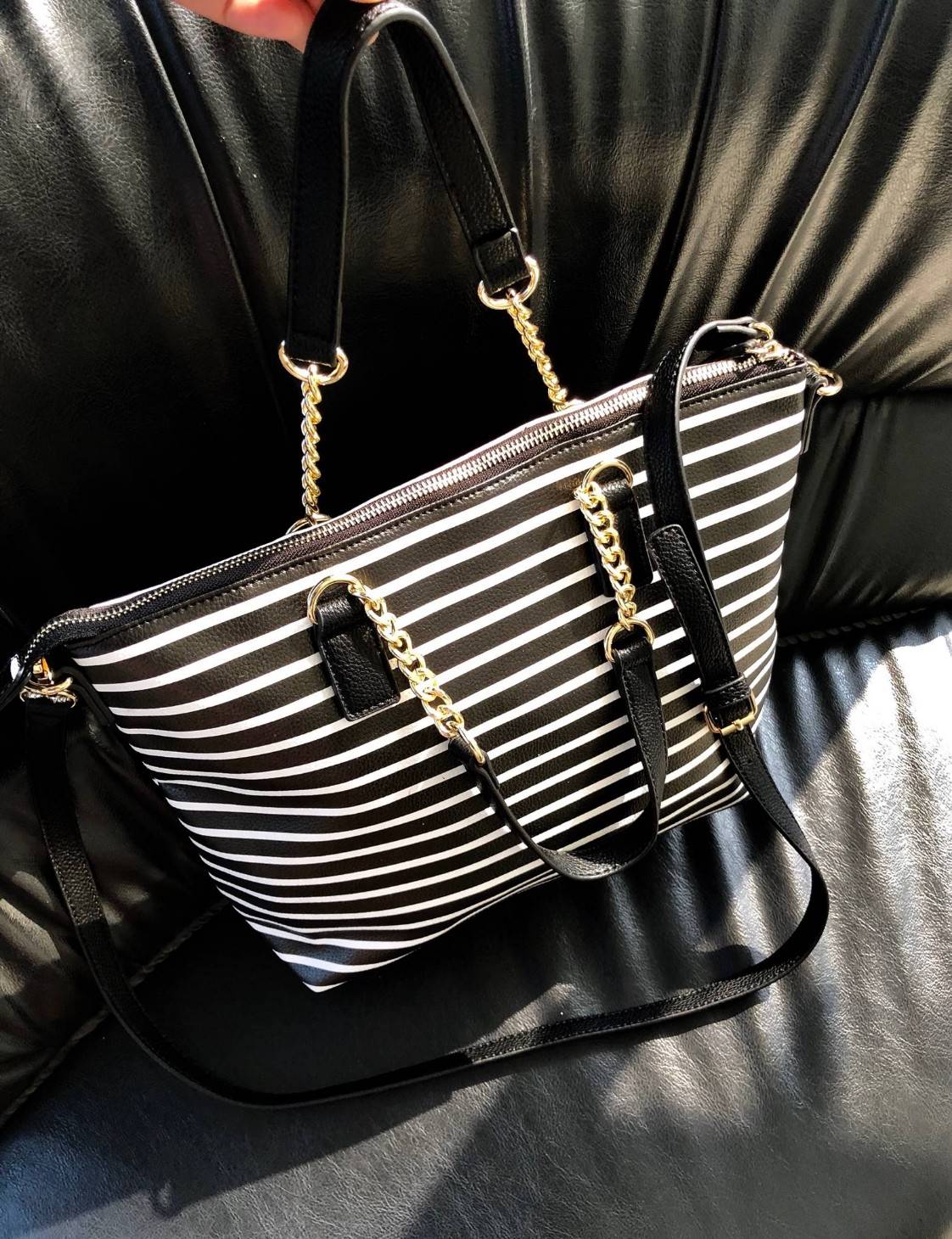 GUESS PU HANDBAG//SHOULDERBAG สินค้าเข้าใหม่!! กระเป๋าถือ/คล้องแขนหรือสะพายข้าง วัสดุหนังนิ่ม น้ำหนักเบา น่าใช้ ด้านหน้าติดอะไหล่โลโก้แบรนด์ประดับเม็ดคริสตัลหรู เปิดปิดกระเป๋าแบบซิป ภายในโล่ง ใส่ของจุ มีช่องซิปและช่องเล็กใส่ของจุกจิก หูหิ้วแบบโซ่ต่อหนังสว