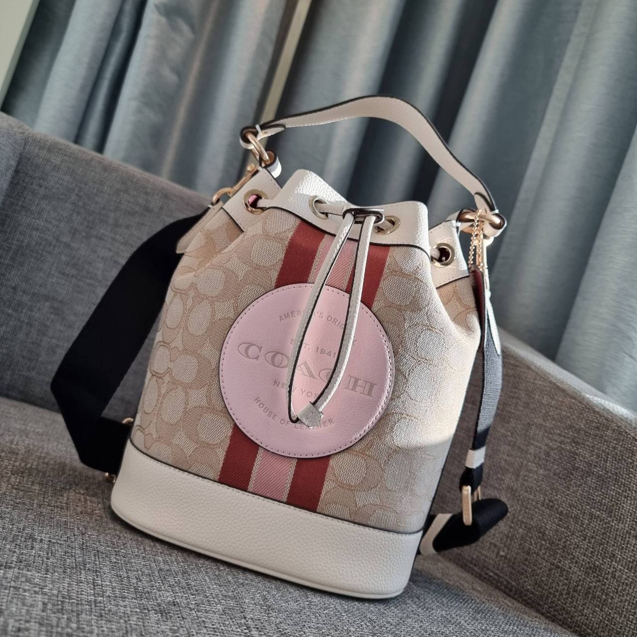 OUTLET 】COACH DEMPSEY DRAWSTRING BUCKET BAG IN SIGNATURE JACQUARD WITH STRIPE AND COACH PATCH C4101 C4102 พี่สาวใบใหญ่สุดสวยมาแล้วจ้า!! กระเป๋าทรงถังไซส์ใหญ่ ที่สาวๆรอคอย ใช้งานง่ายด้วยการรูดหนังปิดรอบปากกระเป๋า ทุกอย่างลงตัวที่สุด!! โดดเด่นด้วยลวดลายสีสั