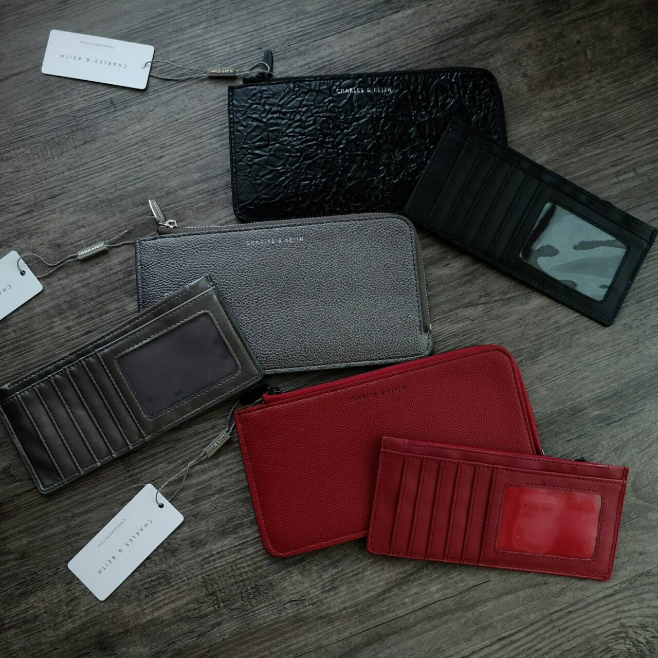 Charles & Keith Zip Wallet กระเป๋าสตางค์ใบยาว บาง พกพาสะดวก แถมกระเป๋าใบเล็กใส่บัตรให้อีก 1 ใบ เปิด - ปิดกระเป๋าด้วยซิป ภายในมีช่องใส่บัตรหลายช่อง และช่องใส่ธนบัตร ใบจริงสวย น่าใช้ทุกสีเลยค่าา