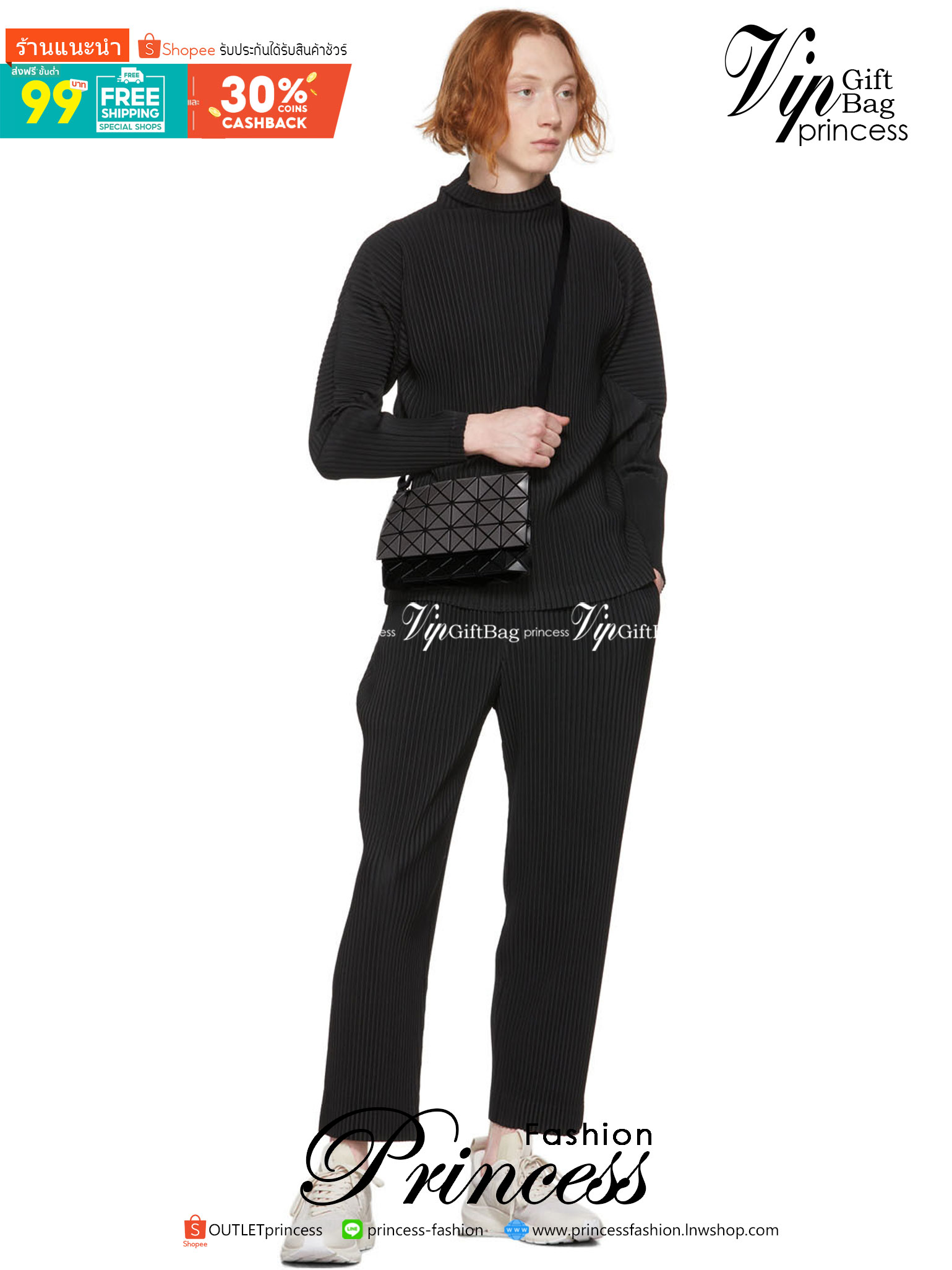 Baobao Issey Miyake Prism Kangaroo crossbody bag กระเป๋าสะพาย Crossbody รูปทรงสี่เหลี่ยมผืนผ้า ไซส์กำลังพอดี เห็นแบบนี้บอกเลยว่าใส่ของสำคัญได้แบบครบถ้วน ไม่ว่าจะเป็นโทรศัพท์ กระเป๋าตังค์ หรือพาวเวอร์แบงค์ จัดเป็นอีกหนึ่งรุ่นที่น่ารัก สายสะพายปรับได้ตามควา