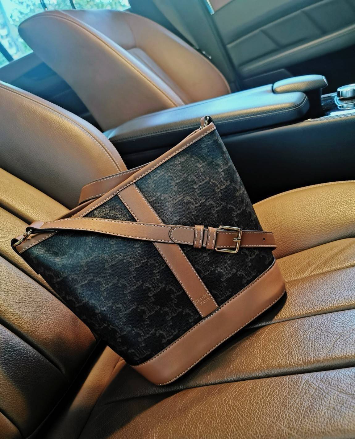 CELINE BUCKET BAG VIP GIFT WITH PURCHASE (GWP) พรีเมี่ยมกิ๊ฟ Limited Edition จาก CELINE HAUTEPARFUME DUTYFREE COUNTER วัสดุ TRIOMPHE CANVAS ดีไซน์สวยคลาสสิคไม่มีเอ้าท์เปิดปิดด้วยกระดุมภายในโล่งกว้างและจุมากสามารถใส่กระเป๋าสตางค์ กล้อง มือถือ ของใช้ได้เยอะ