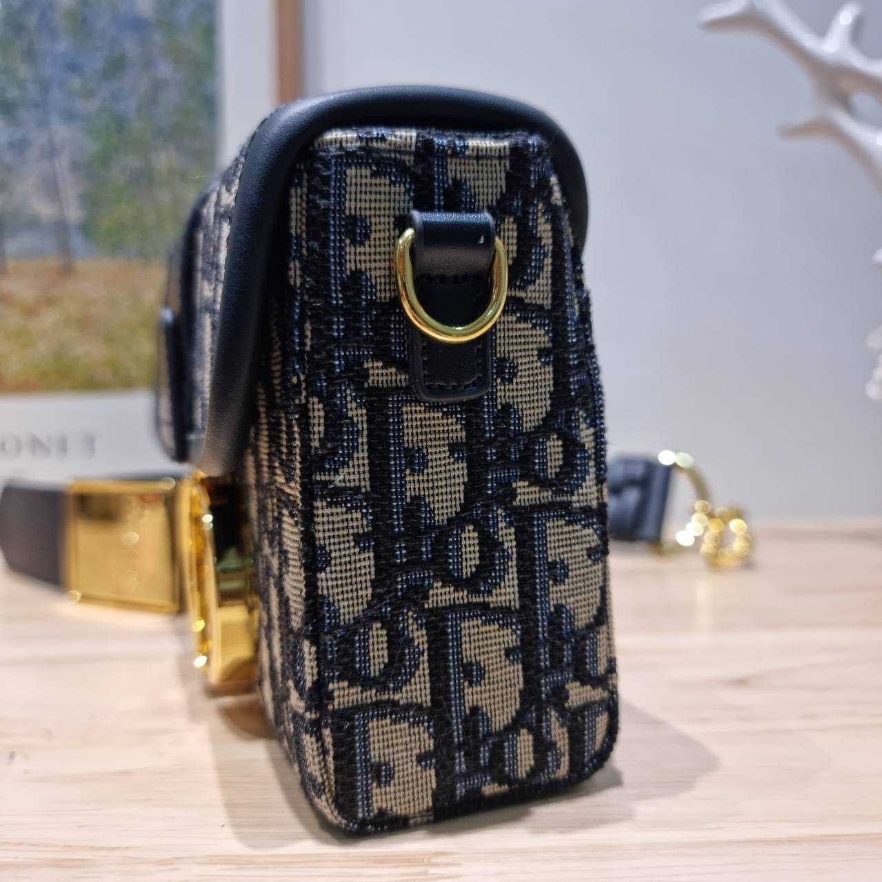 CD 30 MONTAIGNE BOX BAG กระเป๋าสะพายข้างสุดฮอต หรูหราดีไซน์ย้อนยุคเป็นเอกลักษณ์