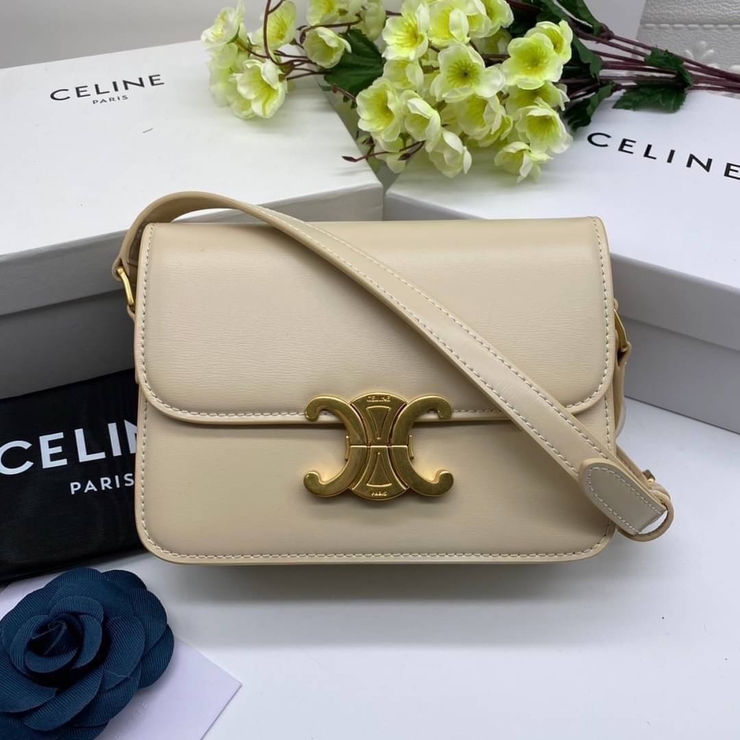 TEEN 18cm : CELINE TEEN TRIOMPHE BAG IN SHINY CALFSKIN / Celine Triomphe Bag / Celine Bag พร้อมส่ง 7 สี เกรดออริ 1:1 กระเป๋าแบรนด์หรูที่ควรมีแห่งปี รูปทรงสี่เหลี่ยมรุ่นฮอตฮิตของเหล่าดาราและเซเลบทั้งหลาย ดีไซต์เรียบหรู