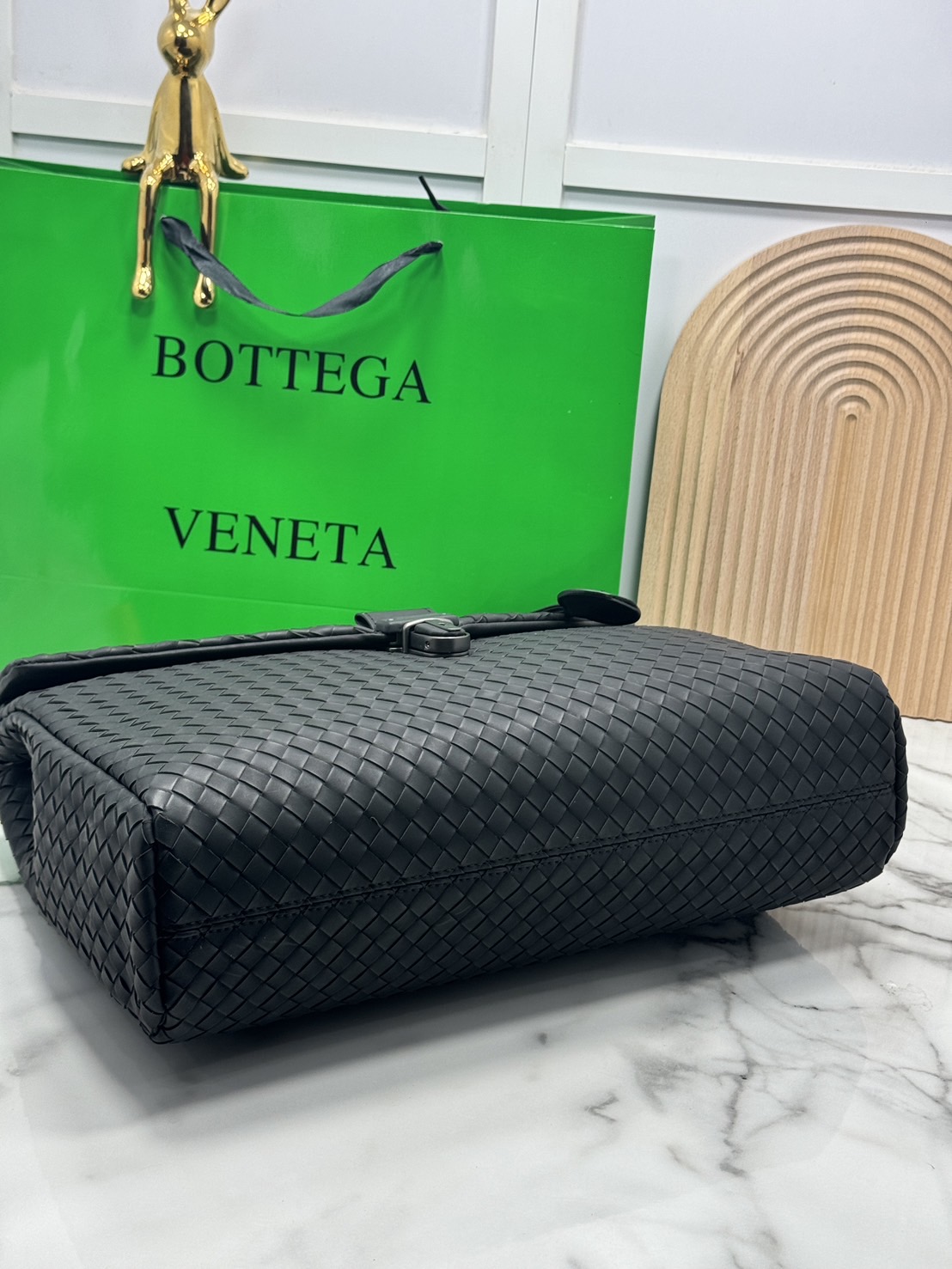 ORI หนังแท้ | Bottega Intrecciato Briefcase business Handbag / Bottega Messenger Bag กระเป๋าใส่เอกสาร กระเป๋าทรงแมสเซ็นเจอร์ สวยเรียบหรูคลาสสิกเป็นเอกลักษณ์ โดดเด่นด้วยงานสานตาราง ดีไซน์เรียบง่าย แต่ดูแพง ไอเท็มสุดปัง!!