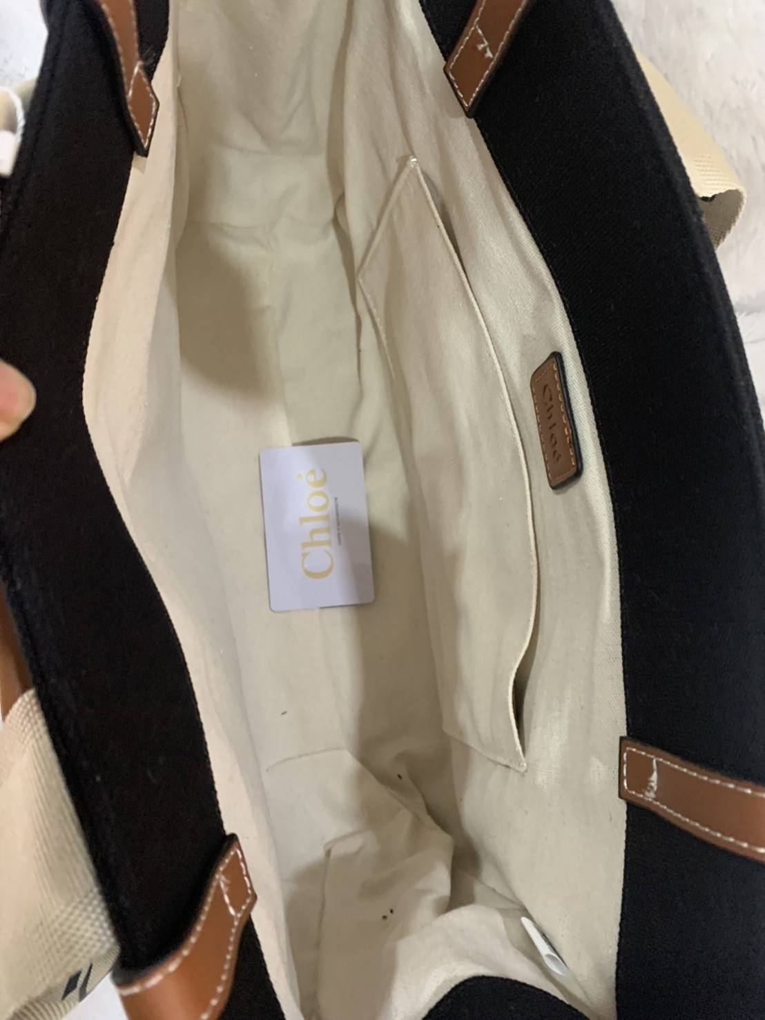 CHLOE Woody Medium canvas tote กระเป๋าทรงTote ผ้าCanvas งานฮอตรุ่นฮิตสไตล์หรู รุ่น Woody Medium ของ Chloé เข้ากับไลฟสไตล์ชีวิตประจำวัน ผ้าเนื้อหนา ใช้งานทนทาน