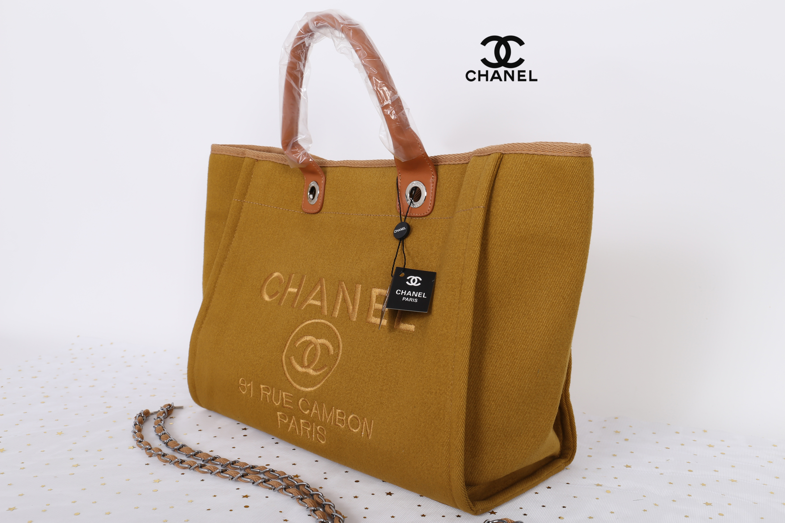 Chanel Tote canvas premium gift จากแบรนด์ Chanel กระเป๋าสะพาย Chanel Tote canvas โลโก้ปัก กระเป๋า ทรง Tote ผ้า canvas เนื้อหนาอย่างดี มีซับใน ด้านหน้าปักโลโก้แบรนด์หรู **จุดเด่นที่ หูจับมี 2 แบบคือ แบบสายหนัง และ โซ่ สามารถ สะพายไหล่ได้คะ ใบใหญุจุของคุ้ม