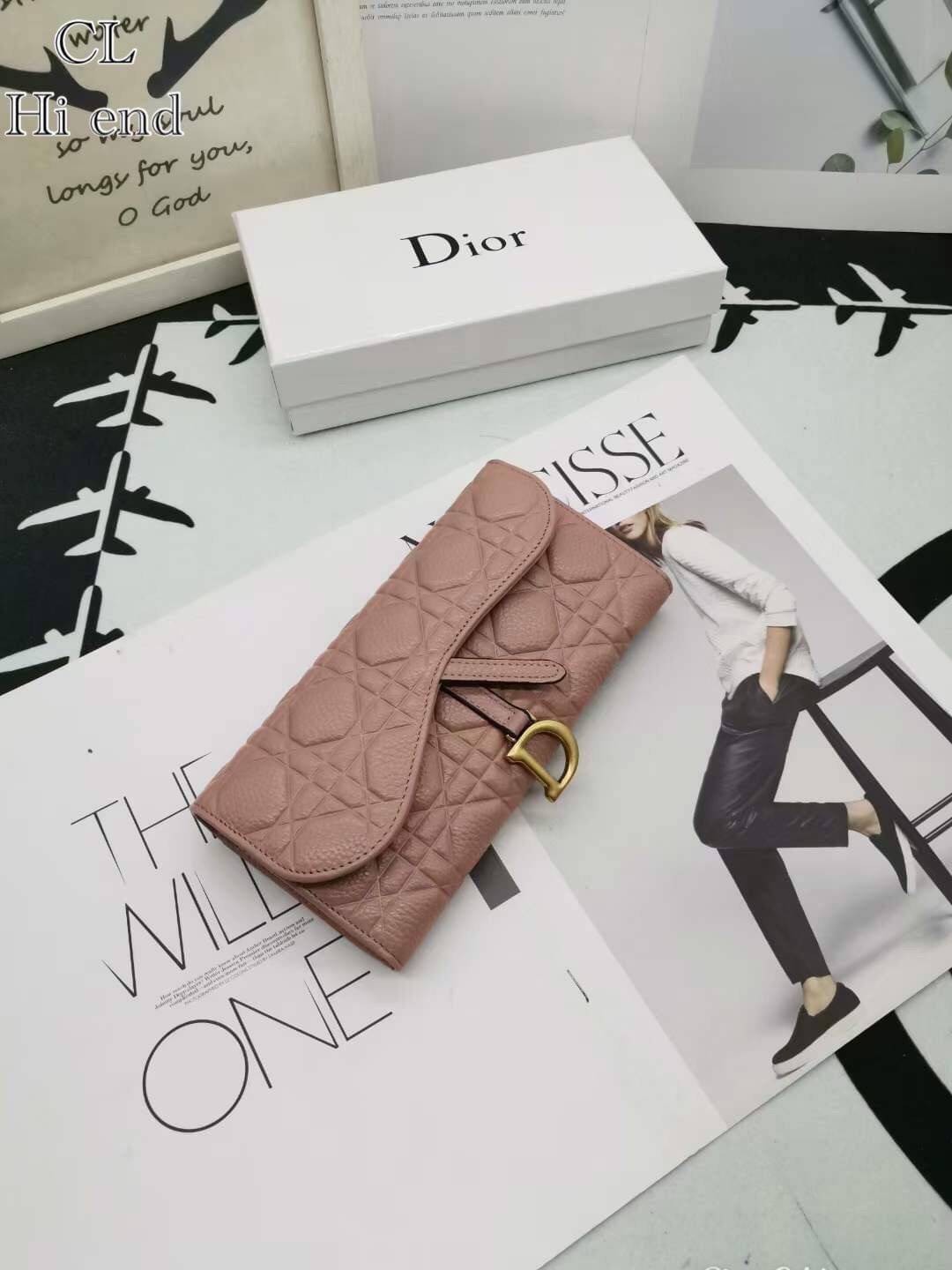 Dior Long Saddle Wallet / Dior Wallet / Dior Long Wallet กระเป๋าสตางค์ใบยาว เปิดหน้าทรงเคิร์ปอานม้า มีห้อยตัว D เอกลักษณ์ของความหรู วัสดุหนังแท้ ผสมผสานความสง่างามและคลาสสิกที่เข้ากับยุคสมัย ด้านหน้าโดดเด่นด้วยซิกเนเจอร์แบรนด์ เป็นอีกหนึ่งรุ่นที่ดาราเชเลป