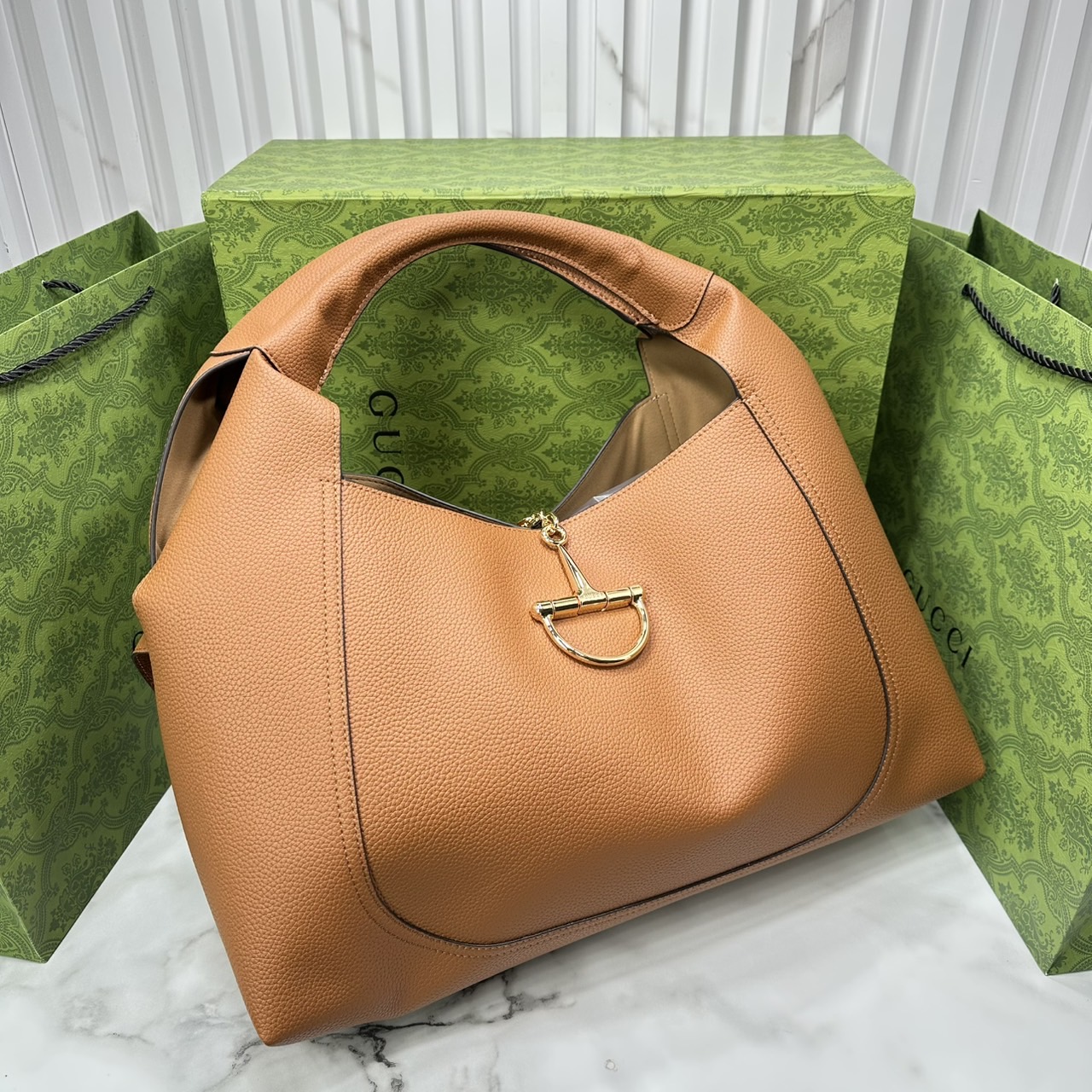 Gucci Softbit maxi shoulder bag โฉมใหม่ล่าสุด กับกระเป๋าสะพายรูปทรงใหม่เรียบหรูด้วยหนังลายเกรน ใบใหญ่จุใจพร้อมใบลูกเข้าเซ็ท ตกแต่งอะไหล่ Horsebit ครึ่งรูปขนาดใหญ่ด้านหน้าสวยหรูโดดเด่น สวยผู้ดี ดารา เซเลปใช้กันเพียบ