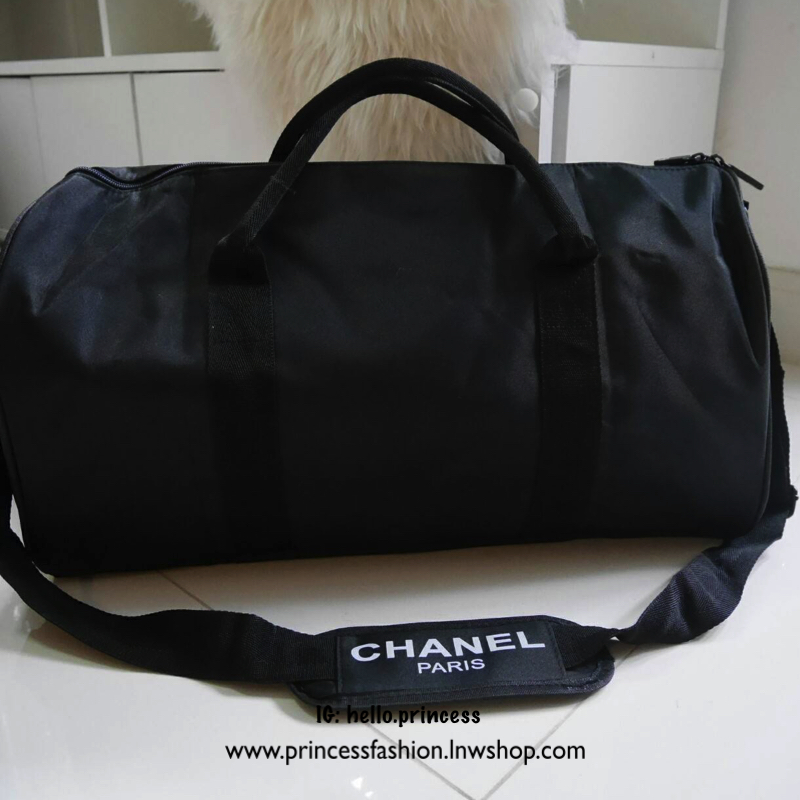 ใหม่ล่าุสุด กับทรง travel & fitness bag กับ Chanel VIP Gift Bag Travel Bag Gym Duffel Weekend จากงานพรีเมี่ยมกิ้ฟแบรนด์หรูอย่าง Chanel ของแท้100% ตัวกระเป๋าเป็นผ้า Oxford หนาอย่างดี **สกรีนโลโก้GABRIELLCHANEL สีขาว เปิดปิดด้วยซิปแบรนด์ อะไหล่คุณภาพเยี่ยม