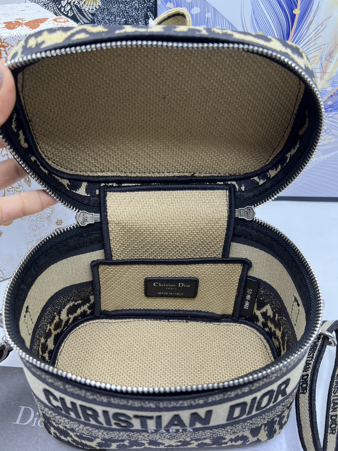 18cm Small DiorTravel Vanity Case กระเป๋าใส่เครื่องสำอาง มาพร้อมกับลวดลาย Oblique ปักอย่างประณีตและประดับด้วยสัญลักษณ์ Christian Dior Paris มาพร้อมสายสะพายและหูจับในตัว ปรับเปลี่ยนใช้งานได้ตามสไตล์