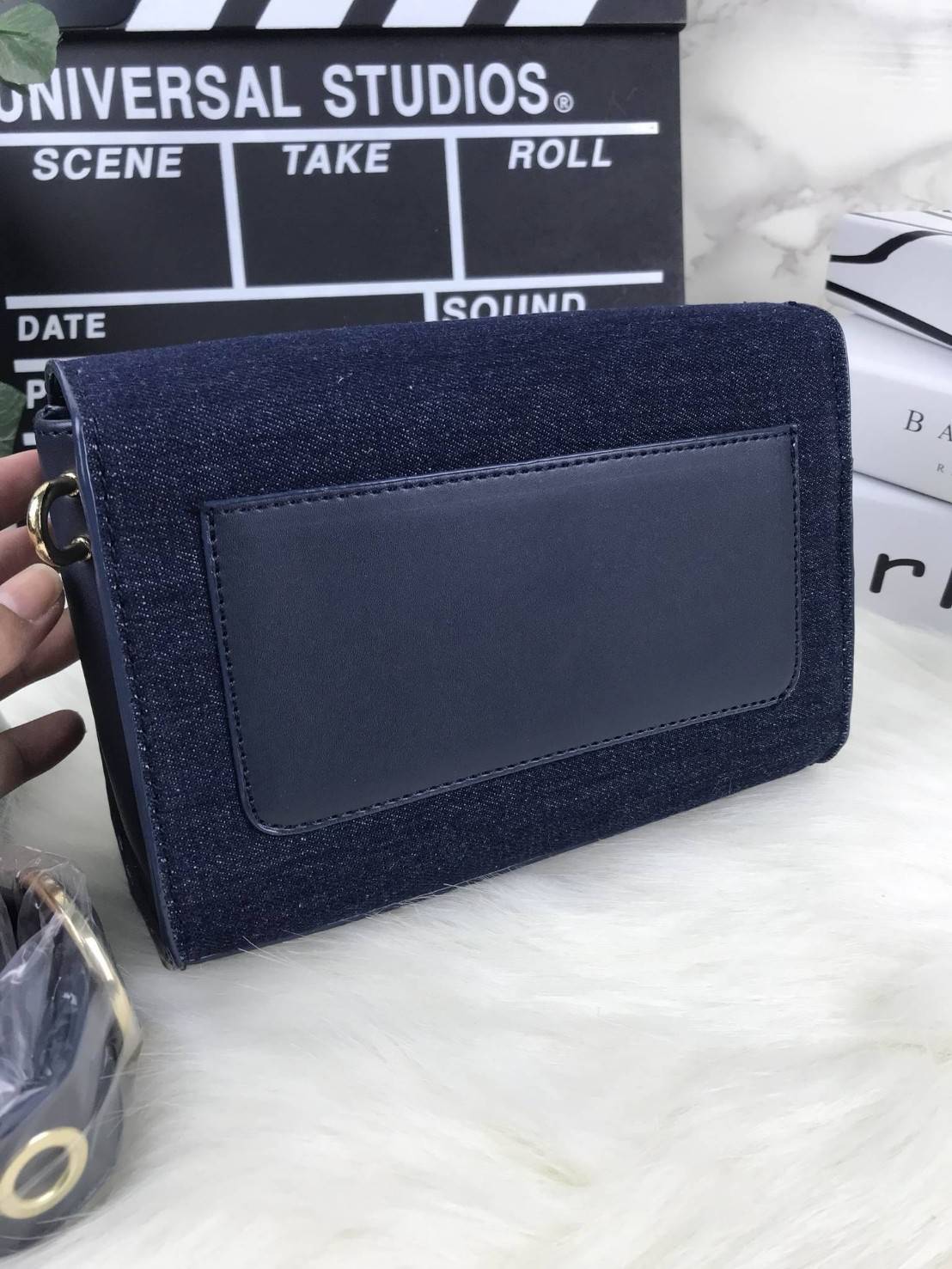 CHARLES AND KEITH CIRCULAR BUCKLE CROSSBODY BAG กระเป๋าสะพายครอสบอดีทรงคลัช ใบเล็กหนังเรียบสวย กระเป๋าสะพาย crossbody หนัง PU เรียบสวย สามารถถอดสายถือแบบคลัชได้ ด้านหน้าประดับด้วยตัวล็อค สุดเก๋ เป็นแผ่นกลมสีทองและสีเงิน ปั๊มแบรนด์ มาพร้อมสายสะพาย สามารถปร