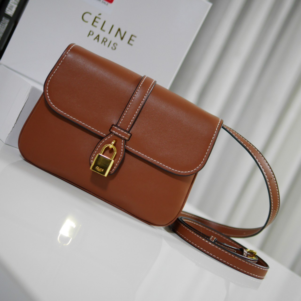 Celine Medium Tabou In Smooth Calfskin พร้อมส่งรุ่นใหม่แล้วค่า กับ CELINE SHOULDER BAG หนังเรียบสวยหรู ปรับดับพวงกุญแจสีทองด้านหน้า ด้านในเปิดด้วยด้วยกระดุม แบ่งช่องใส่ของออกเป็นสัดส่วน พร
