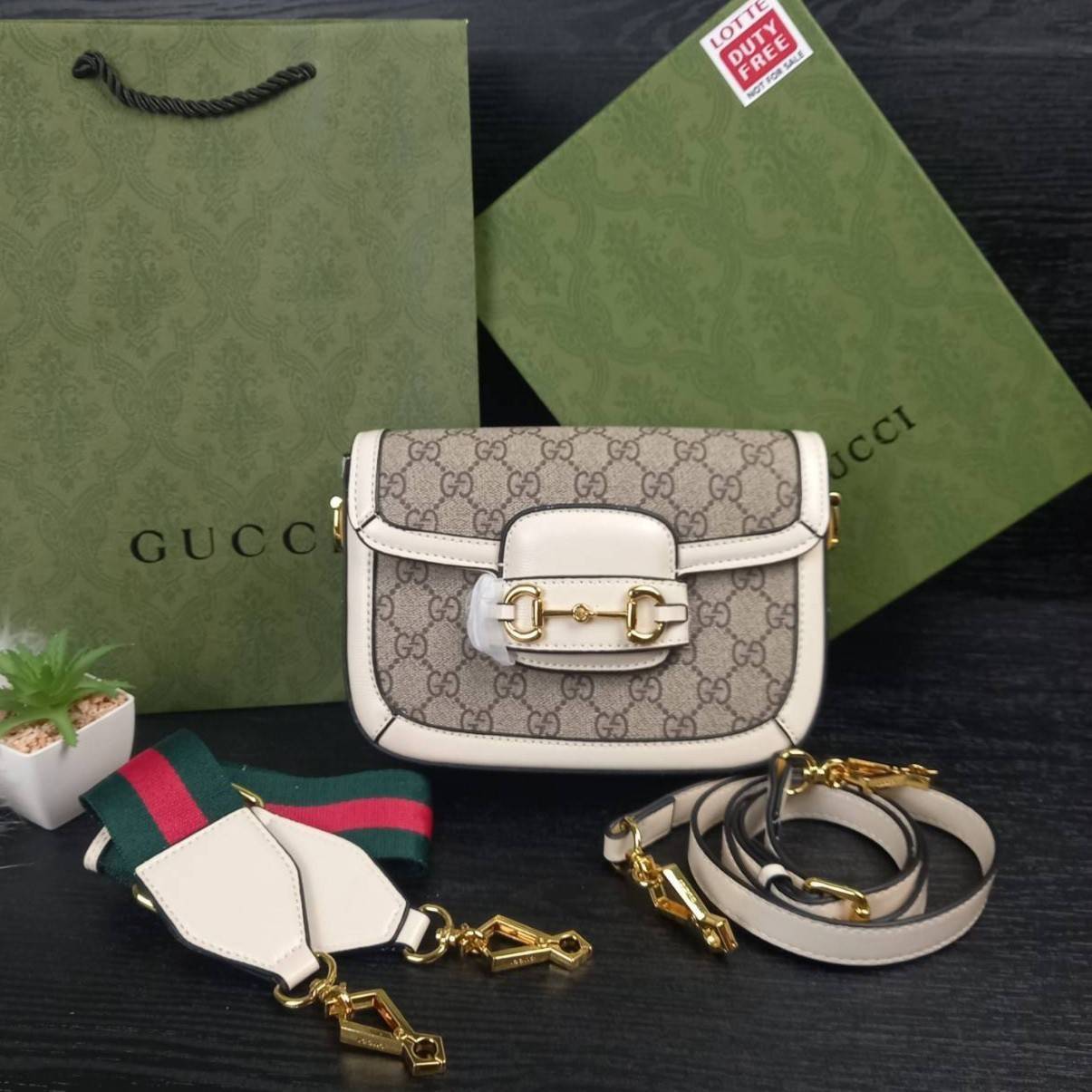 GUCCI HORSEBIT 1955 MINI BAG กระเป๋า crossbody รุ่นฮิต สุดหรูหรา คลาสสิค จุของสำคัญได้เยอะ มาพร้อมสายสะพายยาว 2 เส้น สามารถ ปรับระดับได้ ถอดออกได้ รุ่นนี้ใช้งานดีมาก บอกต่อกันถึงที่สุด ใช้ได้ทุกโอกาส เป็นอีกรุ่นที่โดดเด่นมากๆ