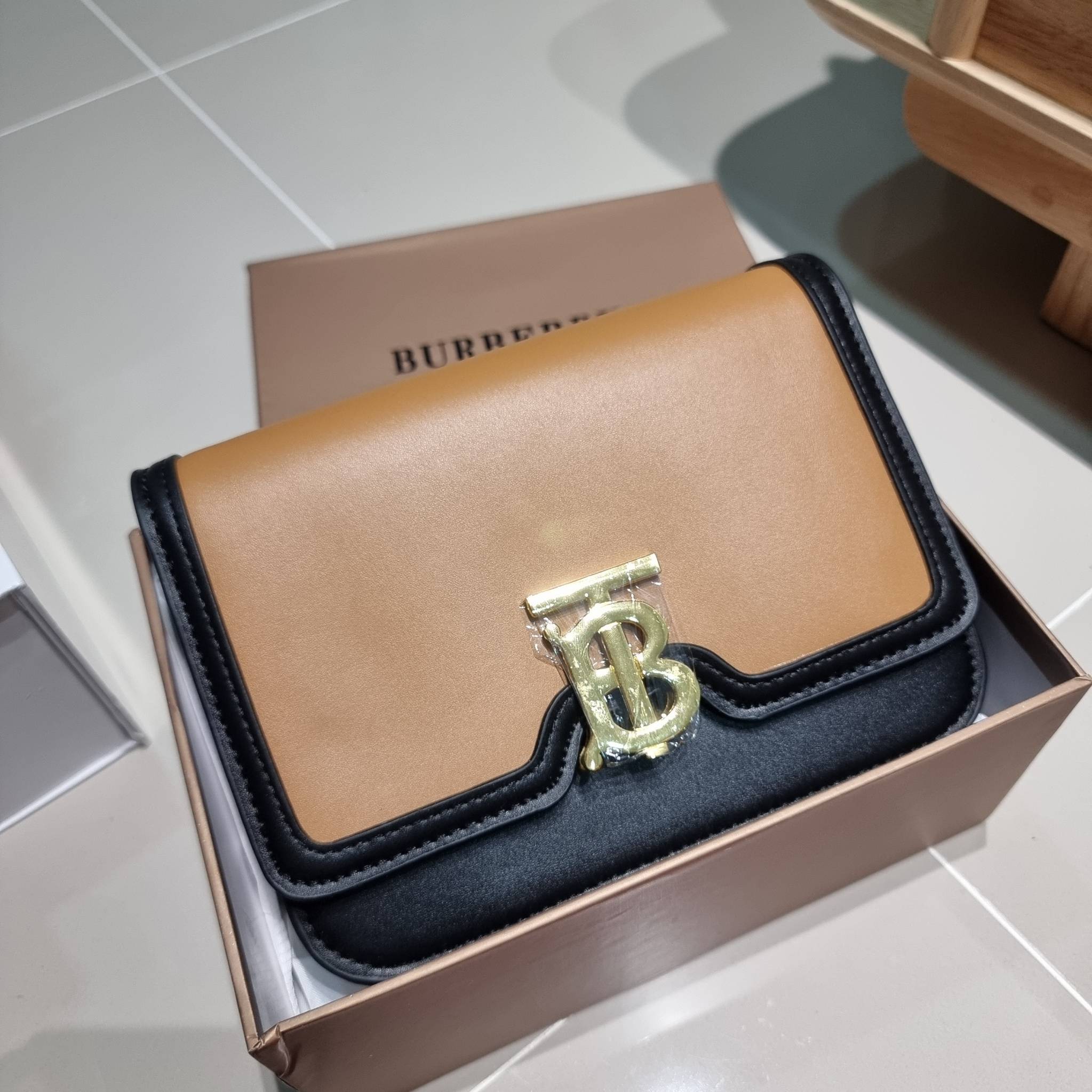 BURBERRY FRAGRANCES CROSSBODY BAG / BURBERRY SMALL CHECK CANVAS AND LEATHER TB BAG เบสท์ไอเท็ม!! คอลเลคชั่นที่ปังตลอดปี รอบนี้ออกแบบสไตล์ผู้ดีอังกฤษ เป็นเอกลักษณ์ london check โดดเด่น
