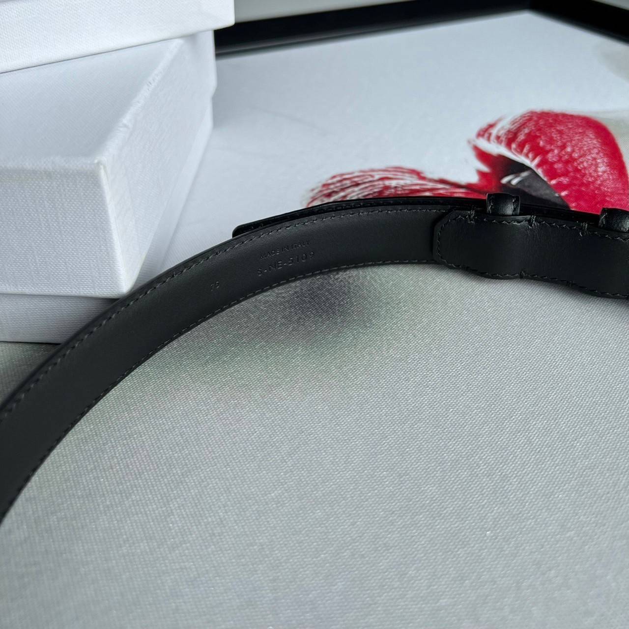 หนังแท้ CELINE BELT LOGO 18MM / Celine Triomphe Belt in Natural Calfskin เกรดใช้งานสลับของจริง ออริจินอลหนังแท้ หัวเข็มขัดโลโก้แบรนด์แบบ 3D Vintage สีทอง/สีดำ ปั้มโลโก้คมชัดคล้ายของจริง สายปรับระดับได้ในดีไซน์เรียบหรูเข้ากับทุกลุ๊คใช้ได้ทั้งชายหญิง