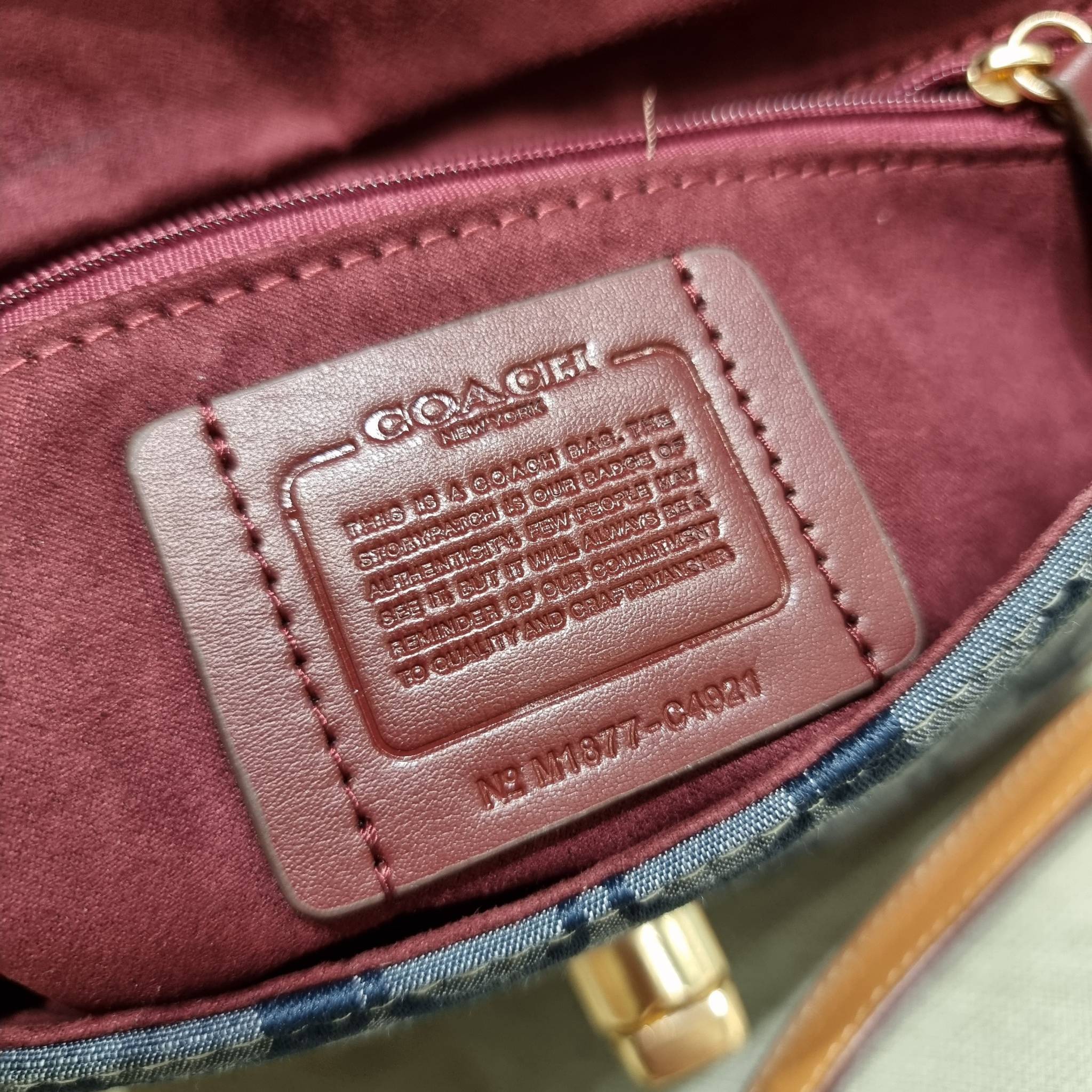 COACH C4921 MARLIE TOP HANDLE SATCHEL IN SIGNATURE CHAMBRAY กระเป๋าถือ/สะพายข้าง มีดีไซน์ยูนีค โดดเด่น ตกแต่งโลโก้ด้านข้างอะไหล่ทอง วัสดุผ้าแชมเบรย์ ทอเส้นลายสวย เปิด-ปิดด้วยตัวล็อคแน่นหนา ภายในเป็นช่องโล่ง ใส่ของได้ครบครัน มาพร้อมหูจับในตัวและสายสะพายข้า