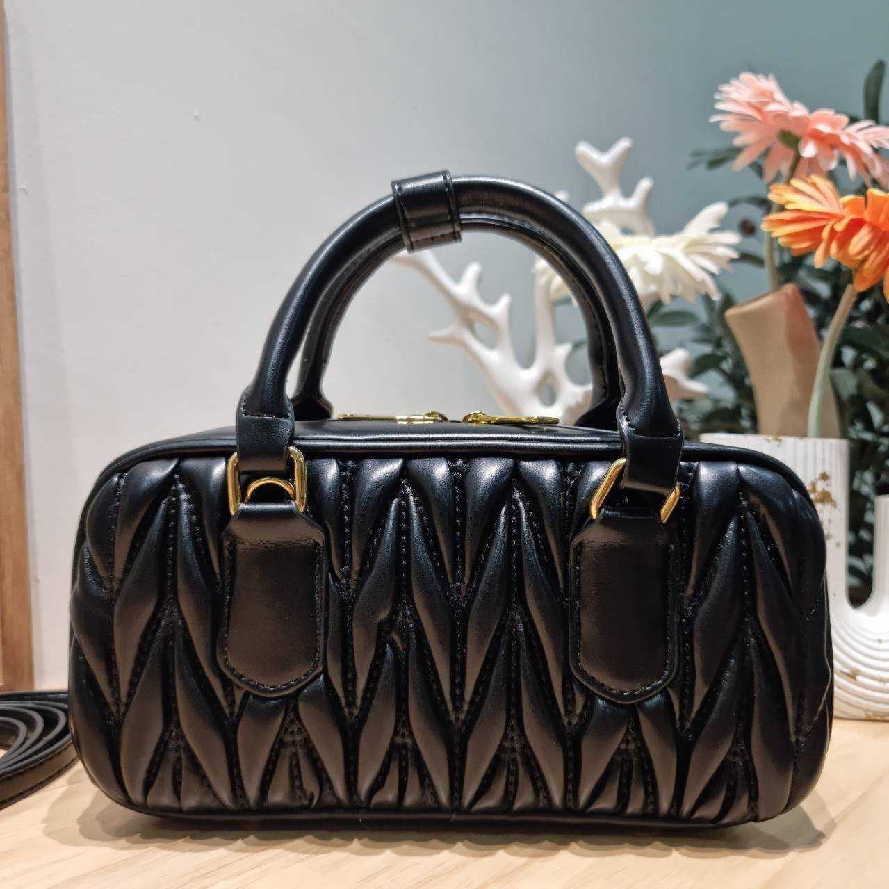 MIU MIU ARCADIE METELASSE LEATHER BAG กระเป๋าถือ/สะพายสุดชิค ที่ไม่มีตอนนี้คือพลาด ดีไซน์เพิ่มดีเทล ด้วยการเดินด้ายเป็นเอกลักษณ์ สวยดูแพง หูจับในตัวง่ายและสะดวกพกพา