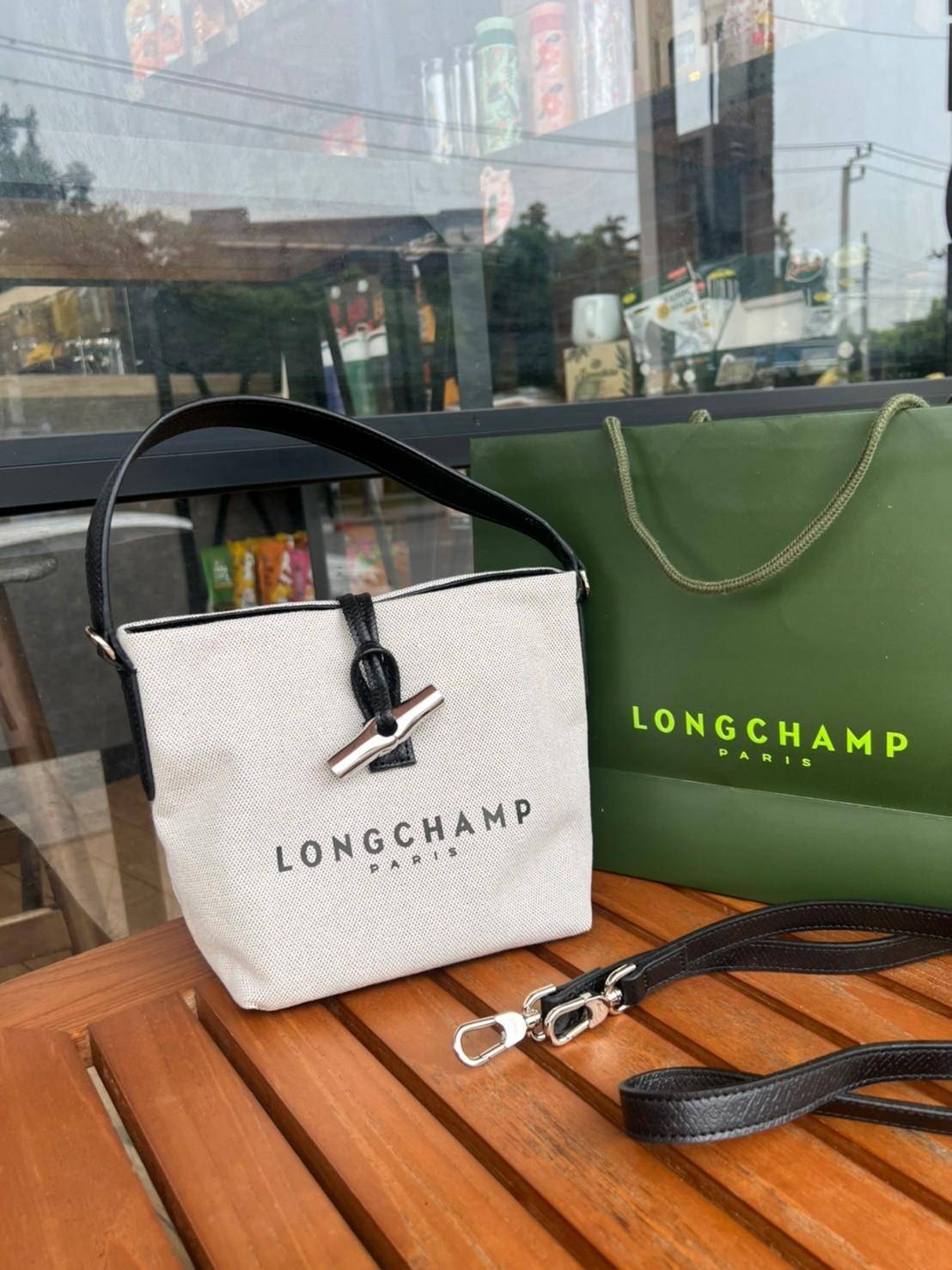 LONGCHAMP Roseau Bucket Bag กระเป๋าทรงถัง ถือหรือสะพายไหล่ได้ วัสดุผ้าฝ้าย แต่งหนังวัวลายนูน มีซับใน ด้านในกระเป๋าซิป1 กระเป๋าเล็ก1 อะไหล่เงิน มีสายยาวถอดสายได้ ปรับระดับไม่ได้ ดาราเซเลปใช้เพียบ รุ่นเดียวกับคุณแอนใช้ Hot Item!!!! ใบจริงสวยมากน้ำหนักเบา จุ