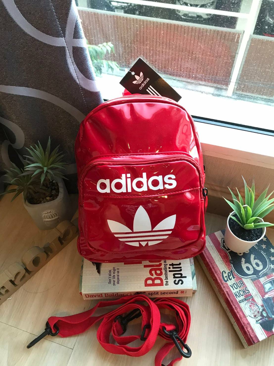 Adidas Classic Mini Backpack กระเป๋าเป้สะพายขนาดกลาง วัสดุหนังแก้ว ขนาดกะทัดรัด กันน้ำได้ เปิดปิดด้วยซิปเดียว ใส่มินิไอแพค กระเป๋าสตางค์ยาวได้ มีสายสะพายสองเส้น สามารถสะพายเป็นทรงครอสบอดี้ หรือเป้ก็น่ารักไปเลยคร้า!