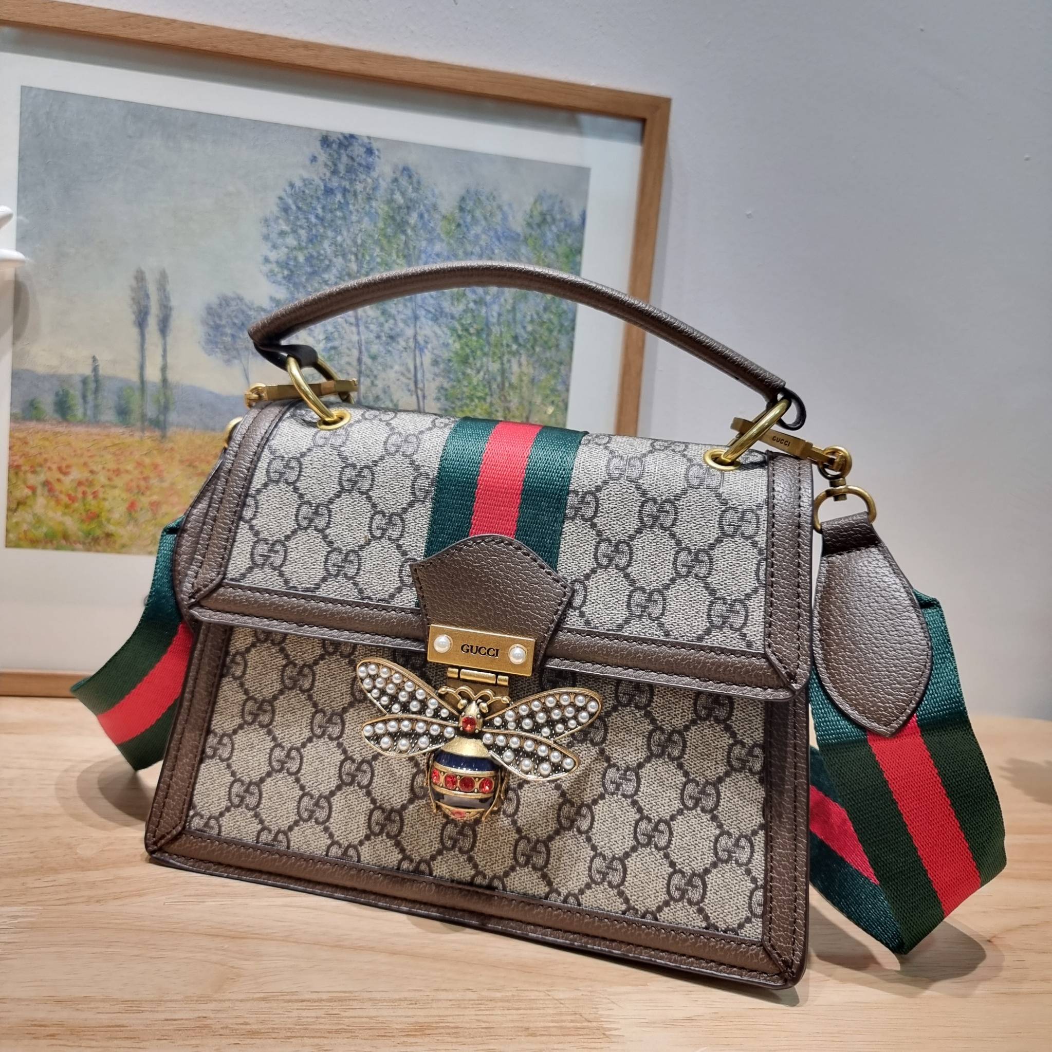 Gucci Queen Margaret Bee Bag / Gucci queen margaret crossbody handbag พร้อมส่ง กระเป๋าสะพายข้าง ดีไซน์สวย โดดเด่นไม่ซ้ำใคร เปิด-ปิดด้วยตัวกดล็อครูปผึ้ง พร้อมแท็กพวงหนังห้อยเก๋ๆ