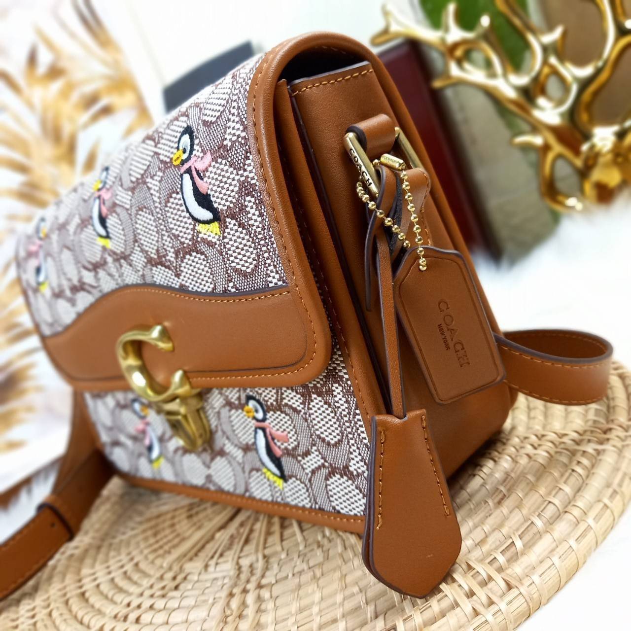 COACH STUDIO SHOULDER BAG IN SIGNATURE JACQUARD WITH PENGUIN MOTIF (C7935) กระเป๋าสะพาย ดีไซน์เฉียบ! สุดคลาสสิค ที่เป็นเอกลักษณ์เฉพาะตัว//วัสดุ JACQUARD พิมพ์ลาย SIGNATURE ผสมหนังแท้ รูปทรงสวย ดีเทลเรียบหรู เพิ่มดีไซน์โดดเด่น ด้วยการปักเย็บ รูปเพนกวินสุดน